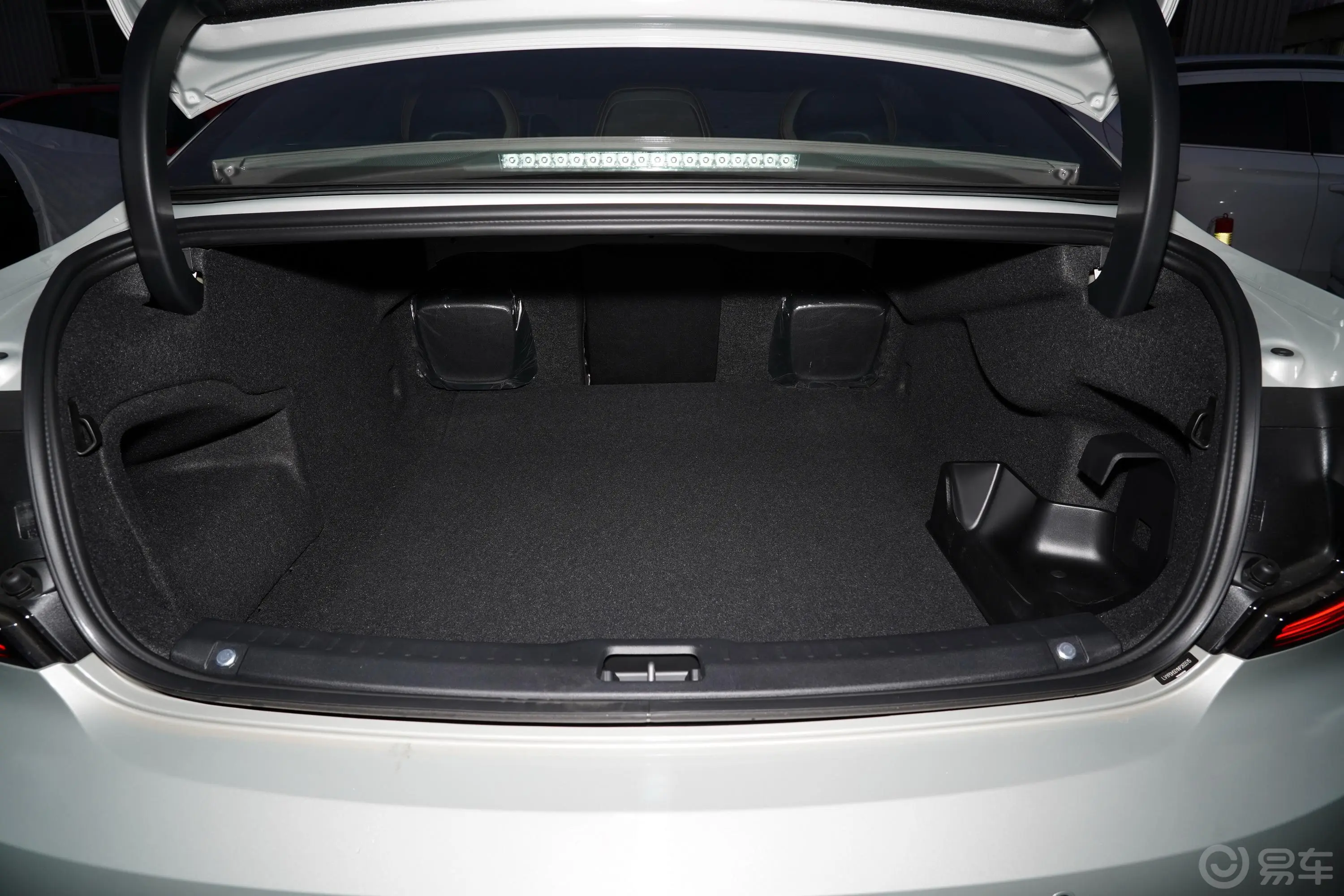 沃尔沃S90新能源改款 T8 智雅豪华版后备厢空间特写