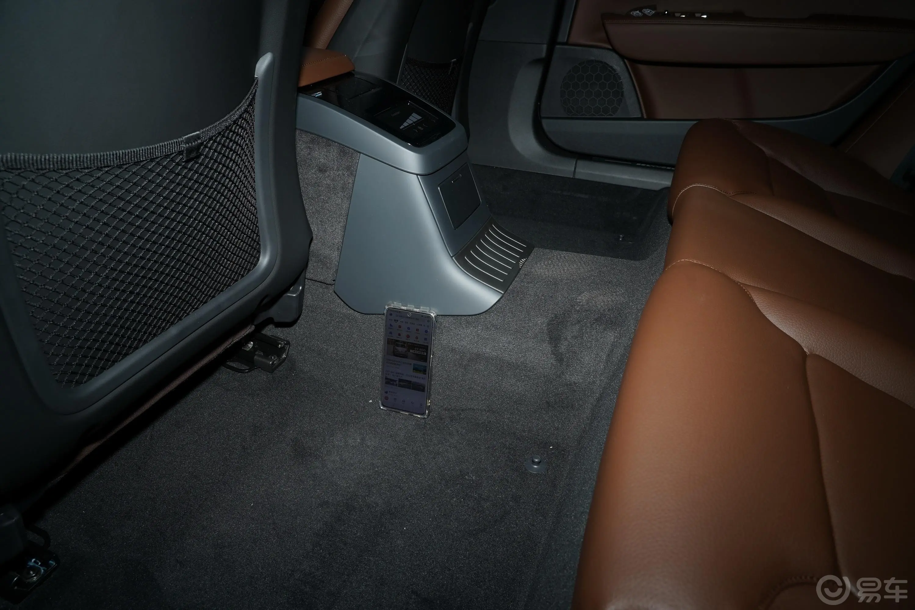 沃尔沃S90 RECHARGE改款 T8 智逸豪华版后排地板中间位置