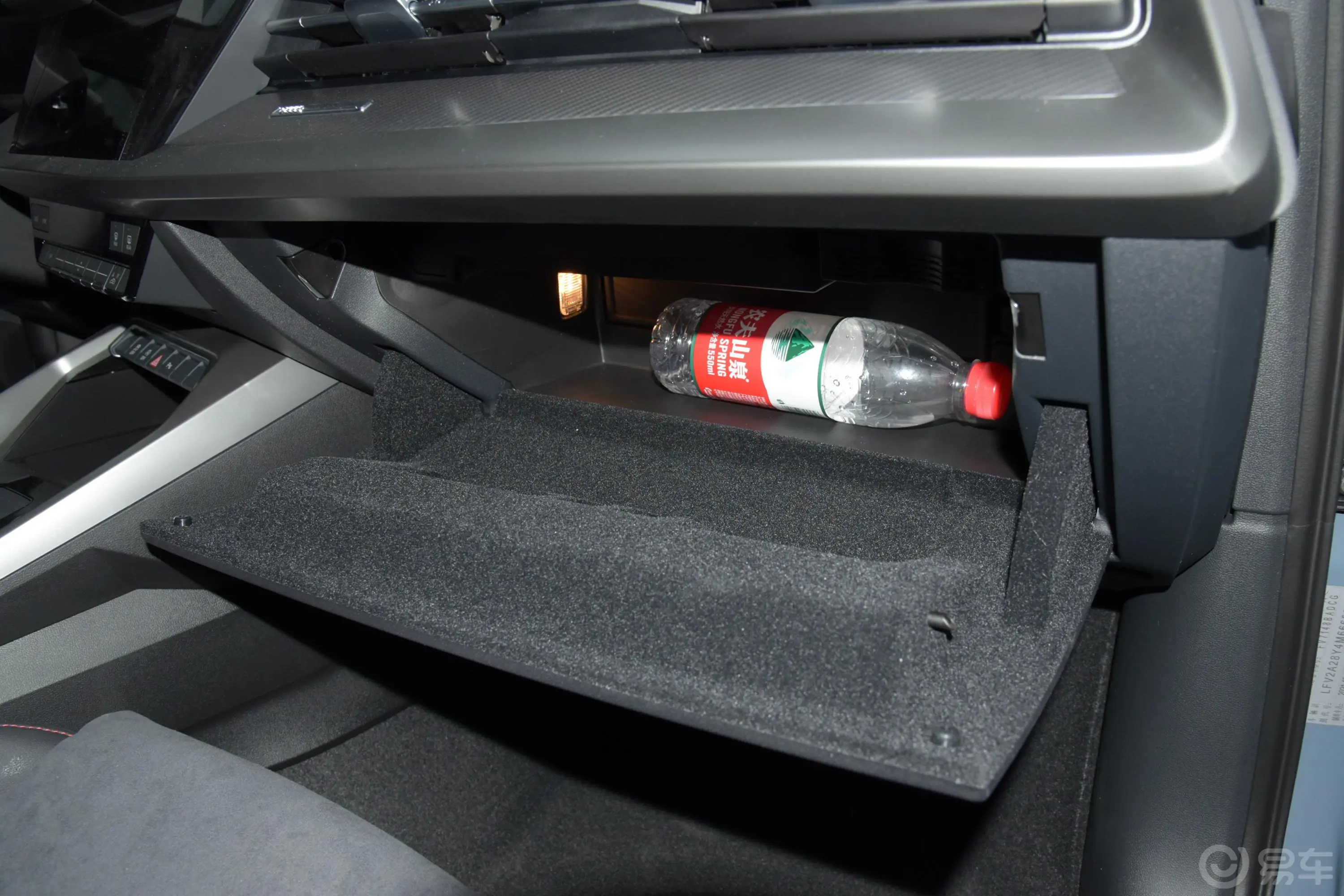 奥迪A3A3L Limousine 35 TFSI RS套件燃速型手套箱空间水瓶横置