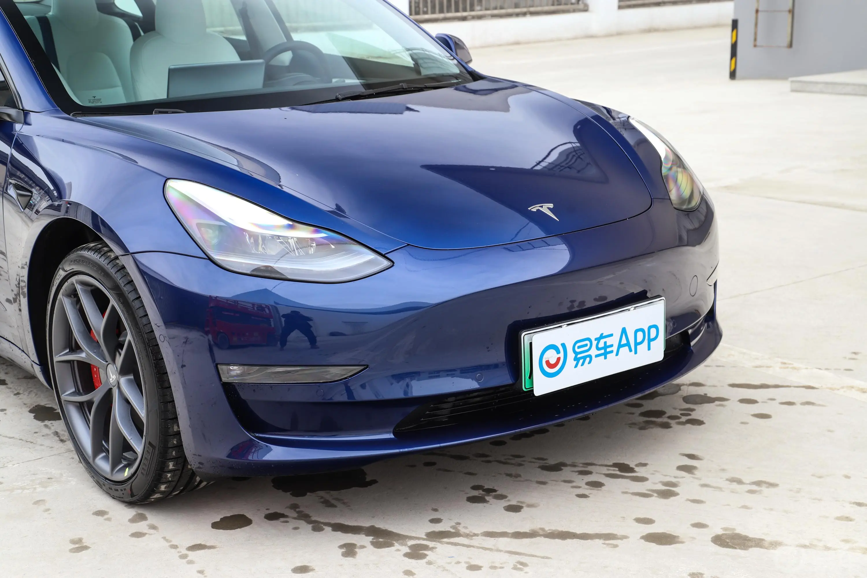 Model 3675km Performance高性能全轮驱动版前格栅侧俯拍