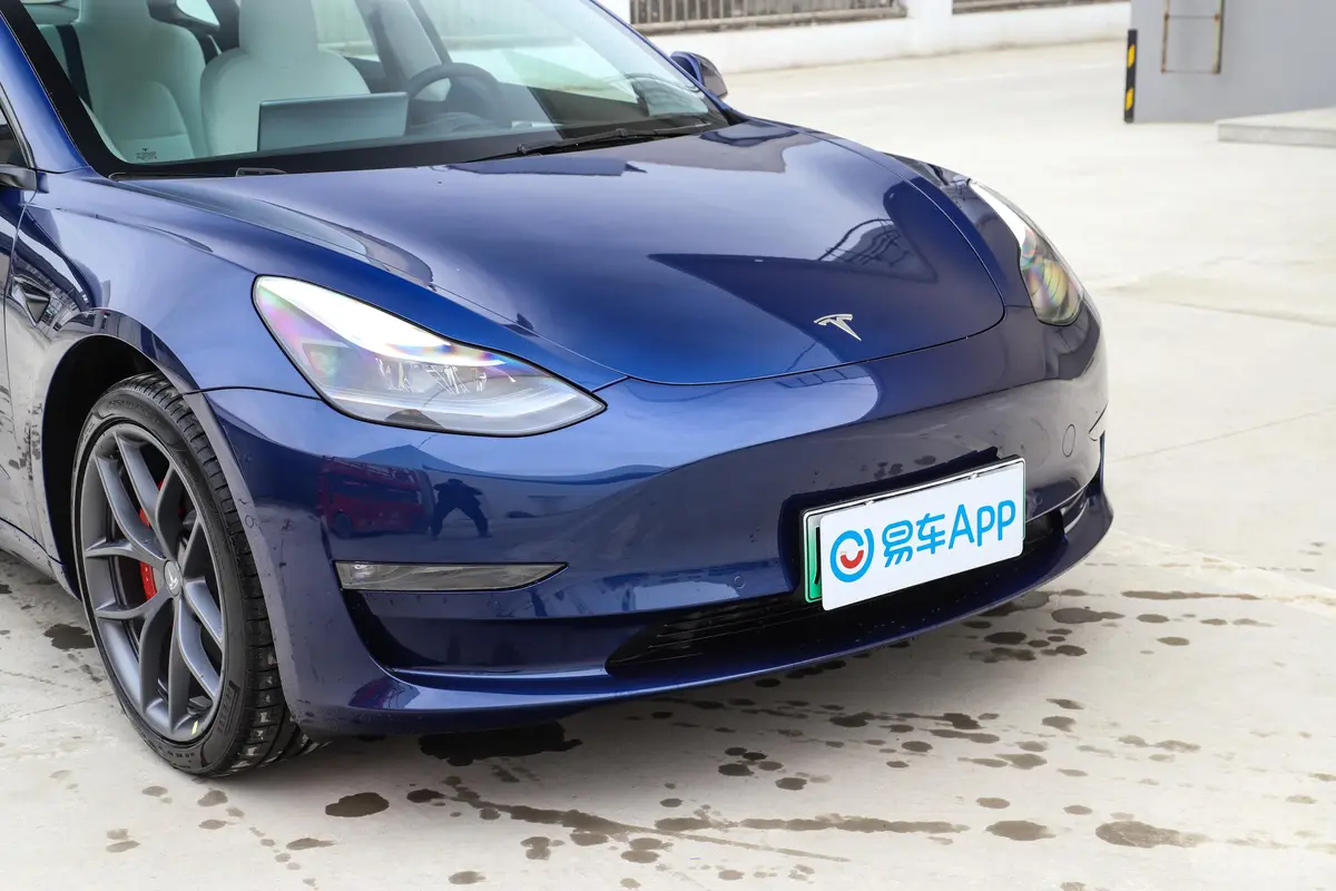 Model 3675km Performance高性能全轮驱动版前格栅侧俯拍