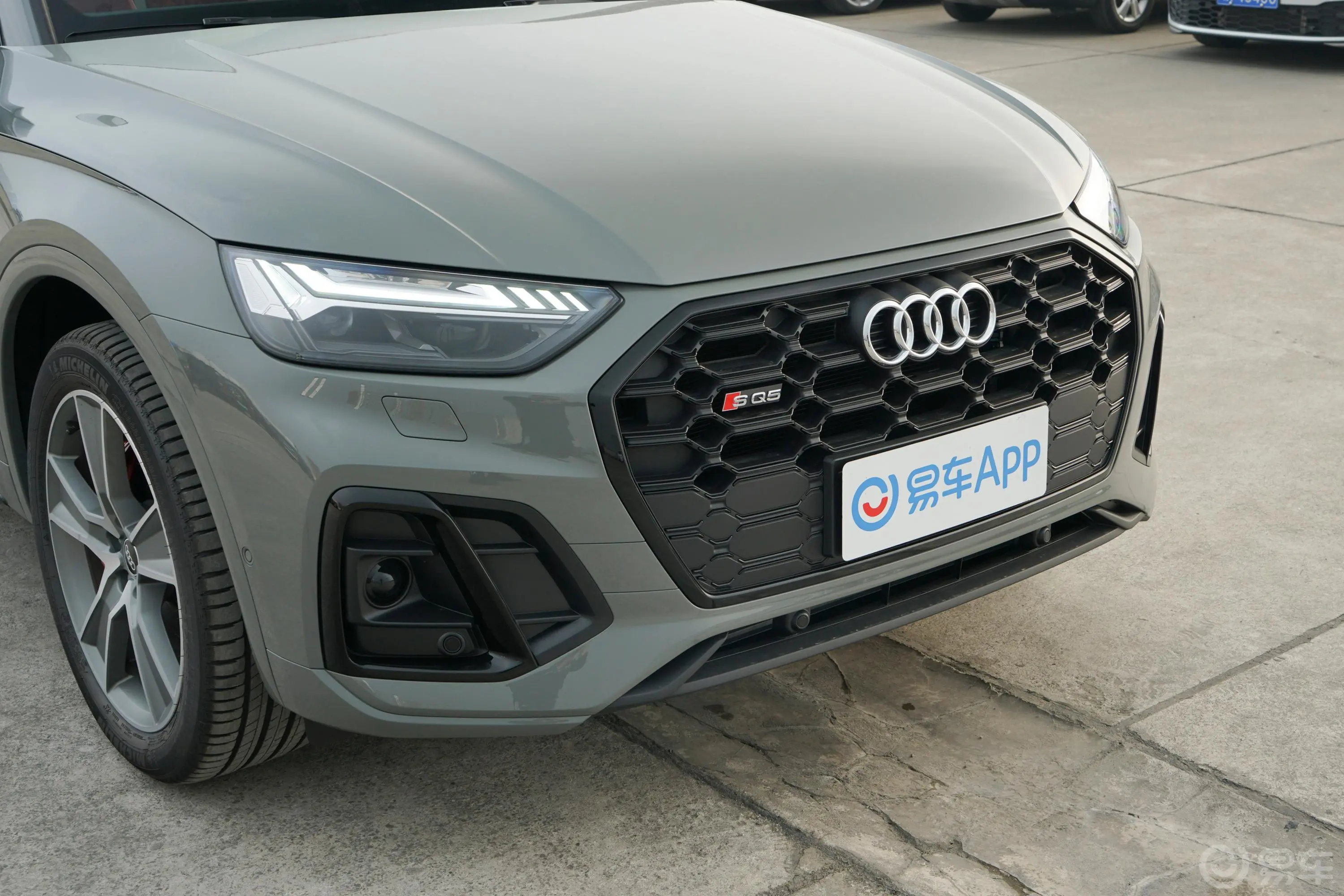 奥迪SQ53.0T quattro前格栅侧俯拍