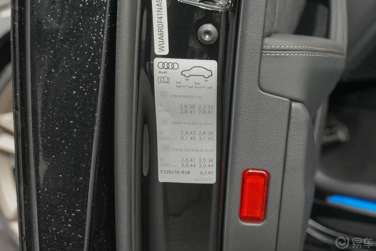 奥迪RS 42.9T Avant 暗金版胎压信息铭牌