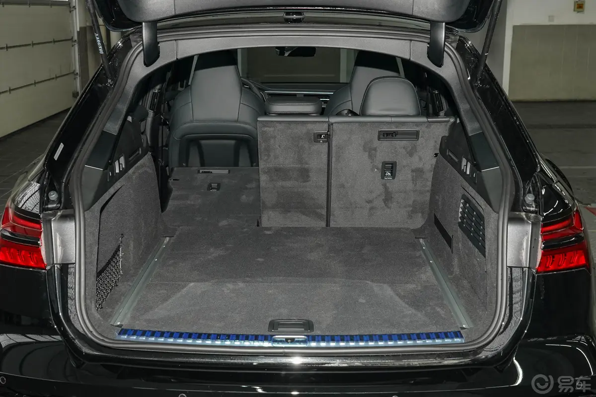 奥迪RS 64.0T Avant后备厢