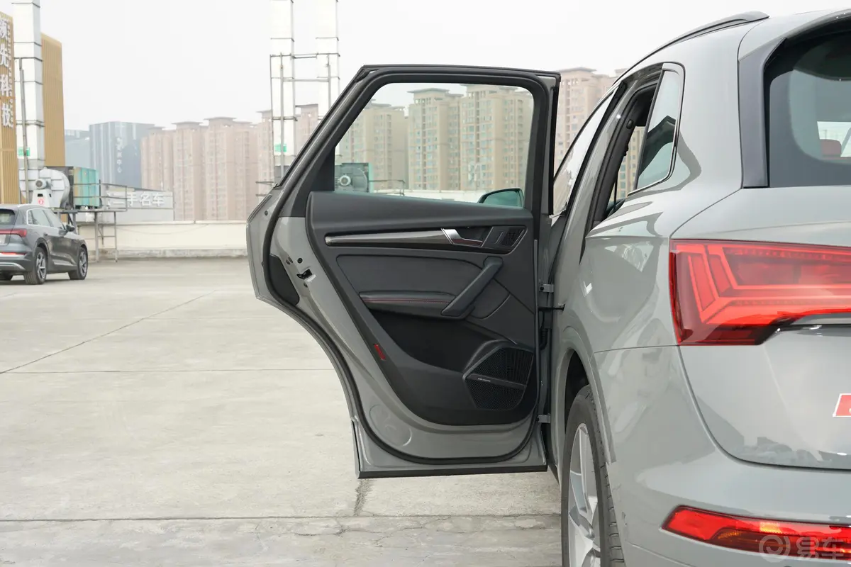 奥迪SQ53.0T quattro驾驶员侧后车门