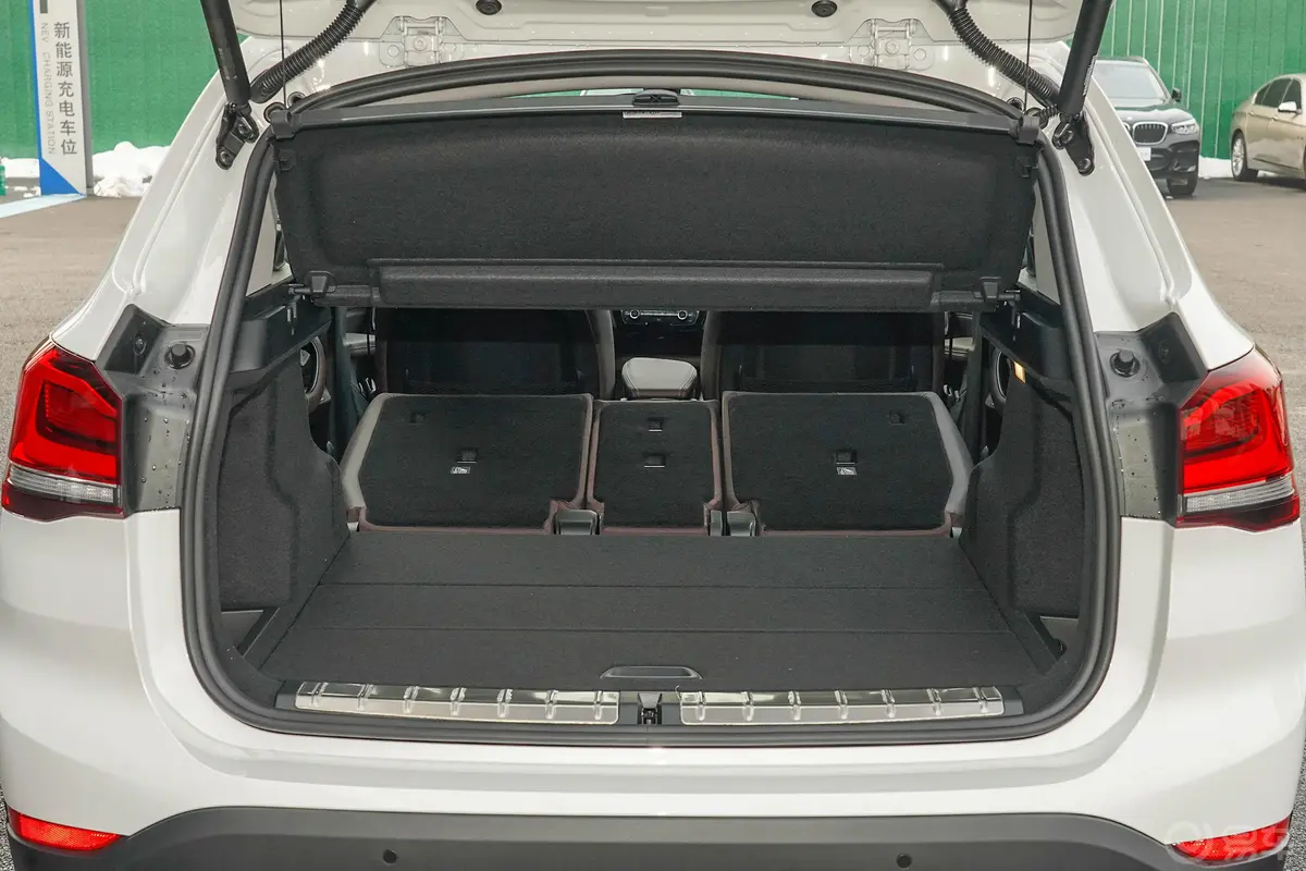 宝马X1sDrive25Li 领先型后备厢