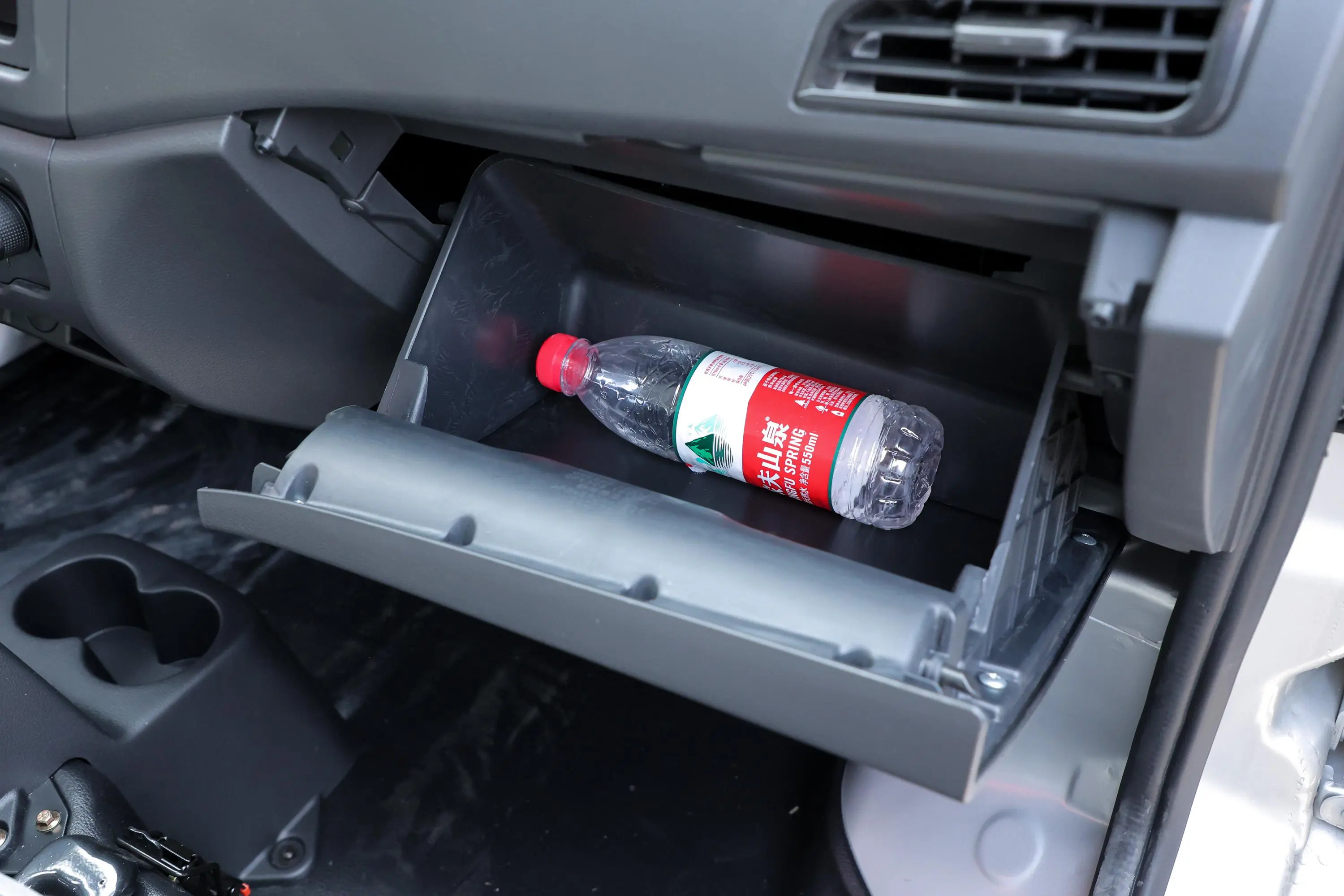 新豹T11.2L 单排单后轮标箱 厢式运输车 标准版手套箱空间水瓶横置