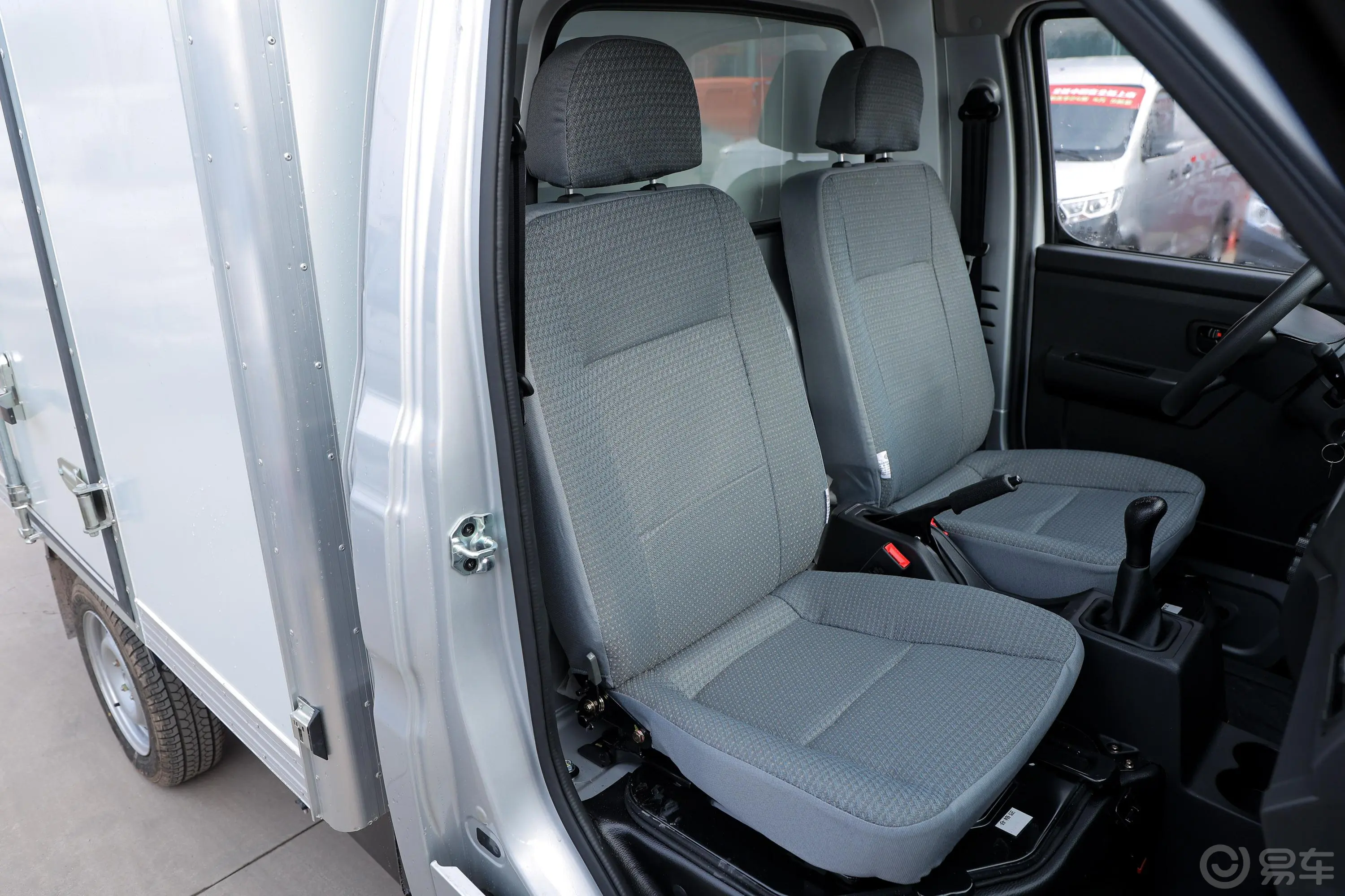新豹T11.2L 单排单后轮标箱 厢式运输车 标准版副驾驶座椅
