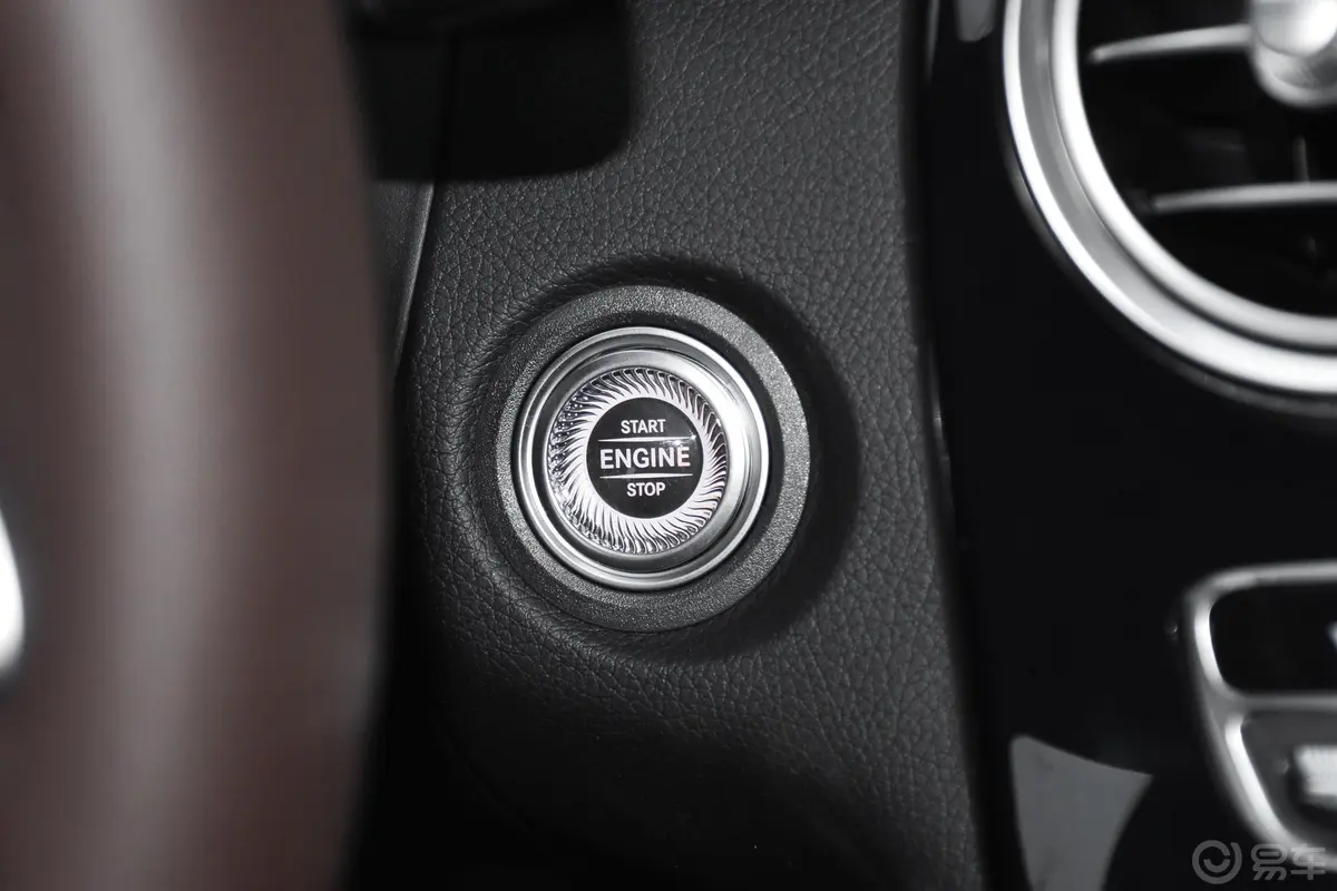 奔驰GLC改款二 GLC 260 L 4MATIC 动感型钥匙孔或一键启动按键
