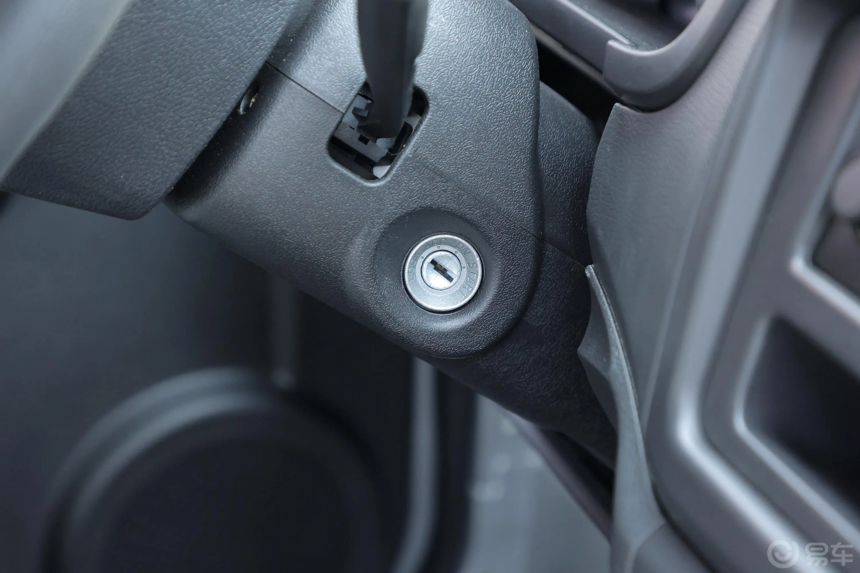 新豹T11.2L 单排单后轮标箱 厢式运输车 标准版钥匙孔或一键启动按键
