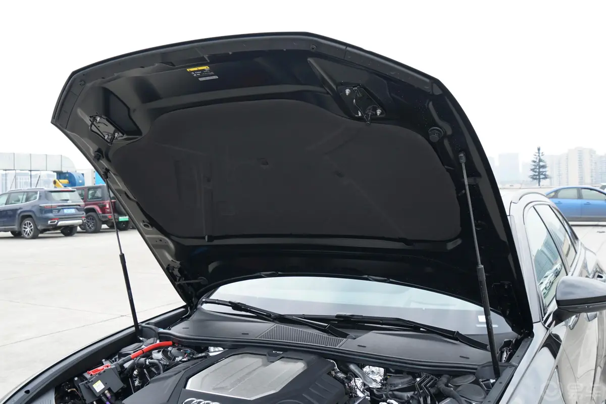 奥迪RS 64.0T Avant发动机舱盖内侧