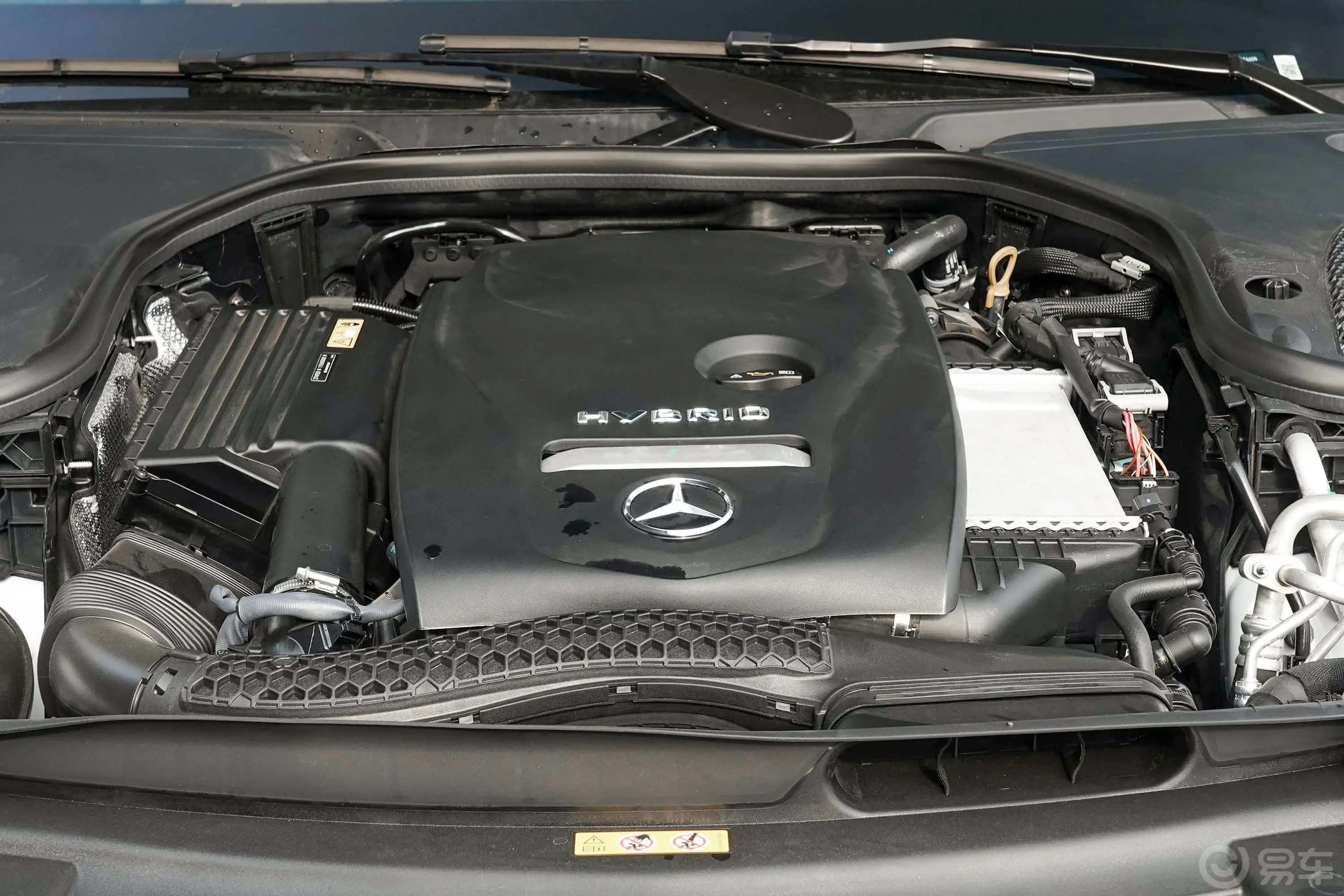 奔驰E级 插电混动改款 E 350 e L 插电式混合动力运动轿车外观