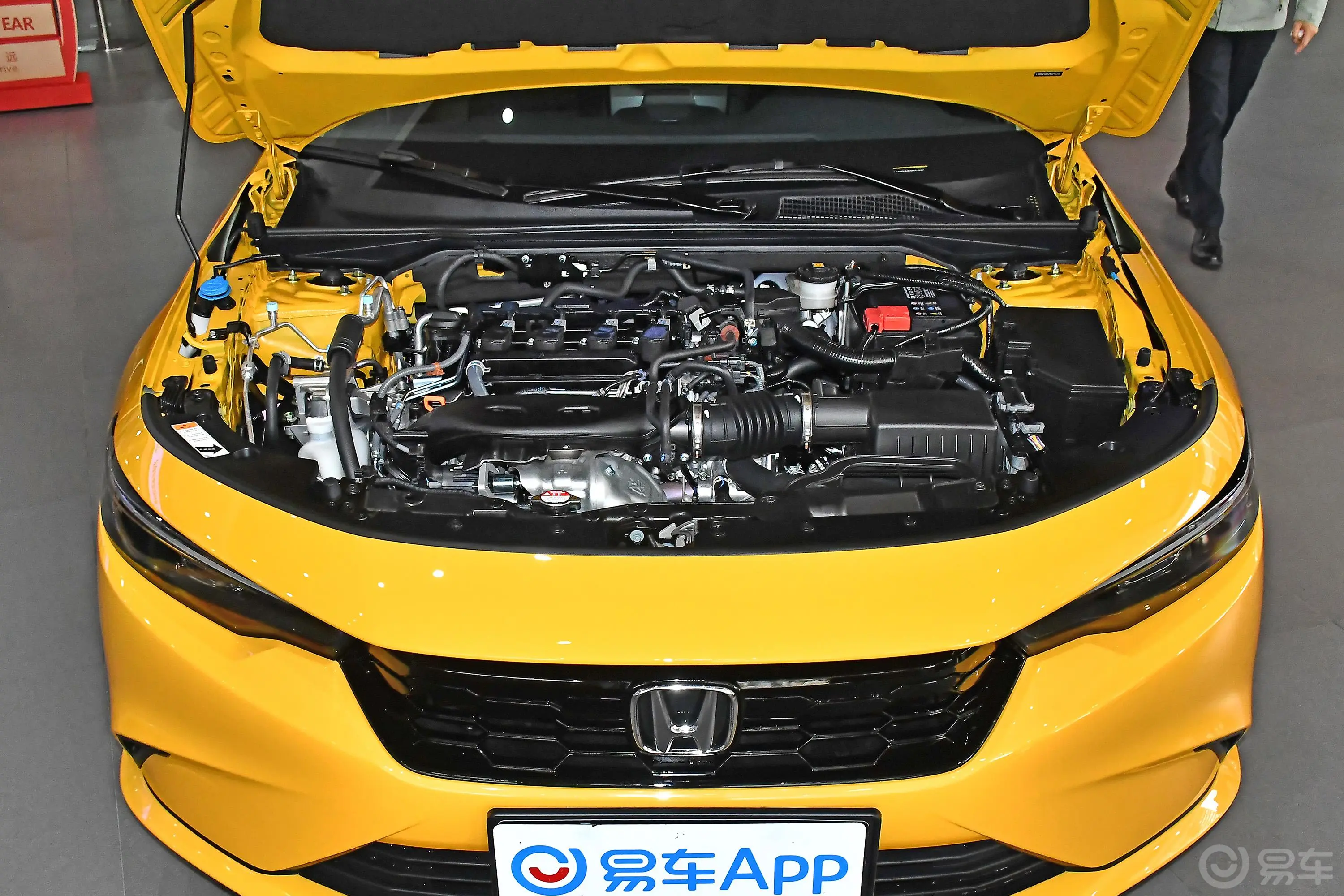 型格240TURBO CVT豪华版发动机舱整体