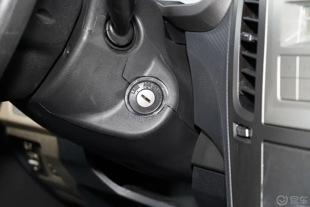 威虎2.8T 两驱大双平底货箱豪华型 柴油钥匙孔或一键启动按键
