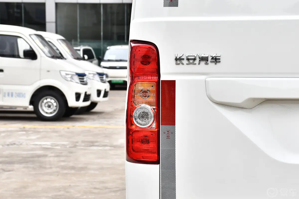 睿行EM60纯电动厢式运输车 70kw外观