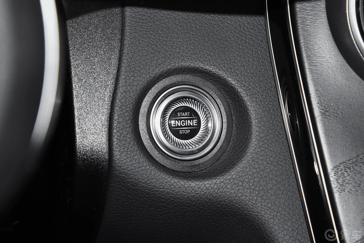奔驰C级(进口)改款 C 200 轿跑车钥匙孔或一键启动按键