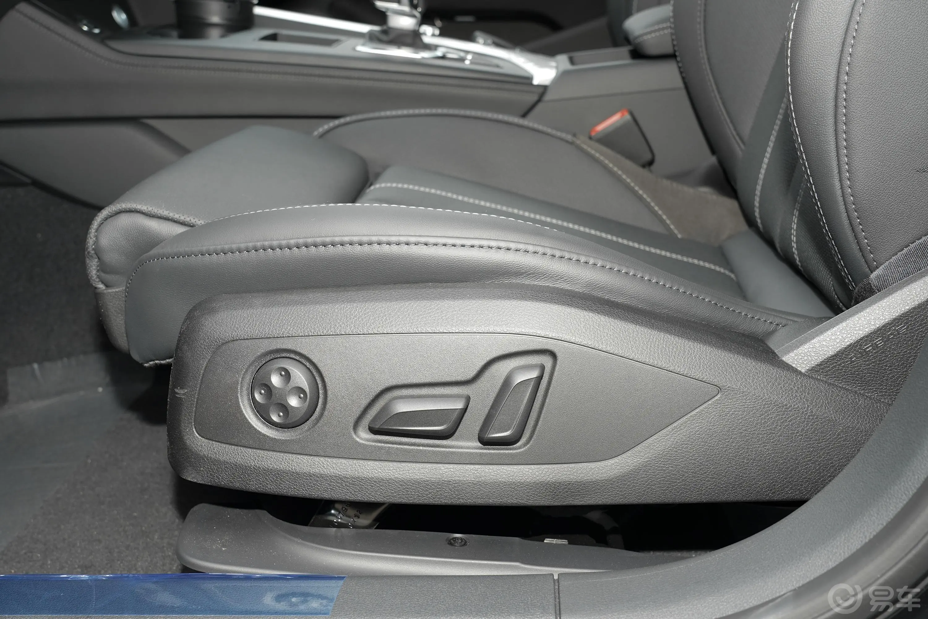 奥迪A4L40 TFSI 豪华动感型主驾座椅调节