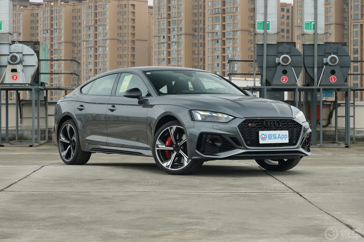 奥迪RS 52.9T Sportback 黑曜版侧前45度车头向右水平