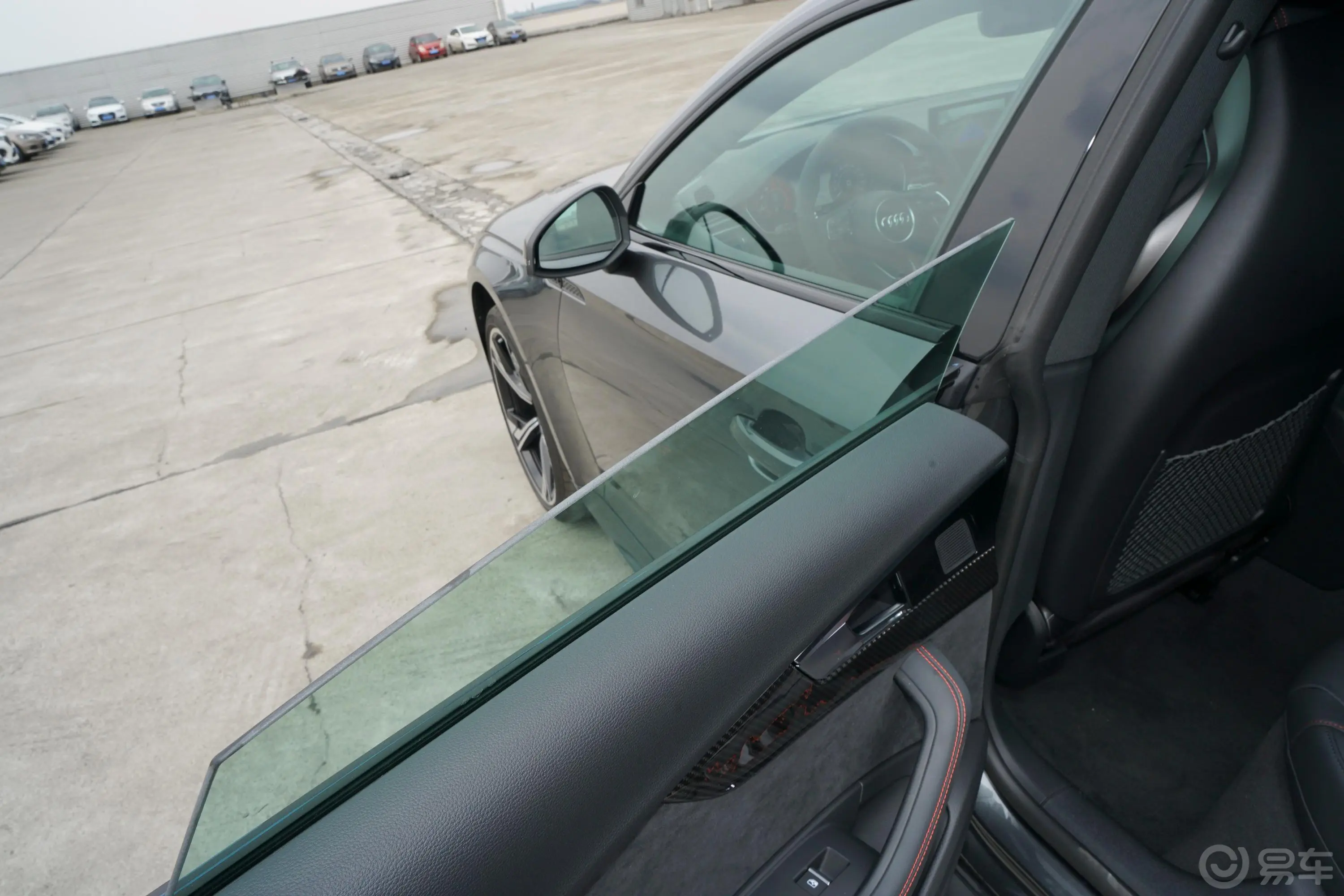 奥迪RS 52.9T Sportback 黑曜版后排玻璃材质特写