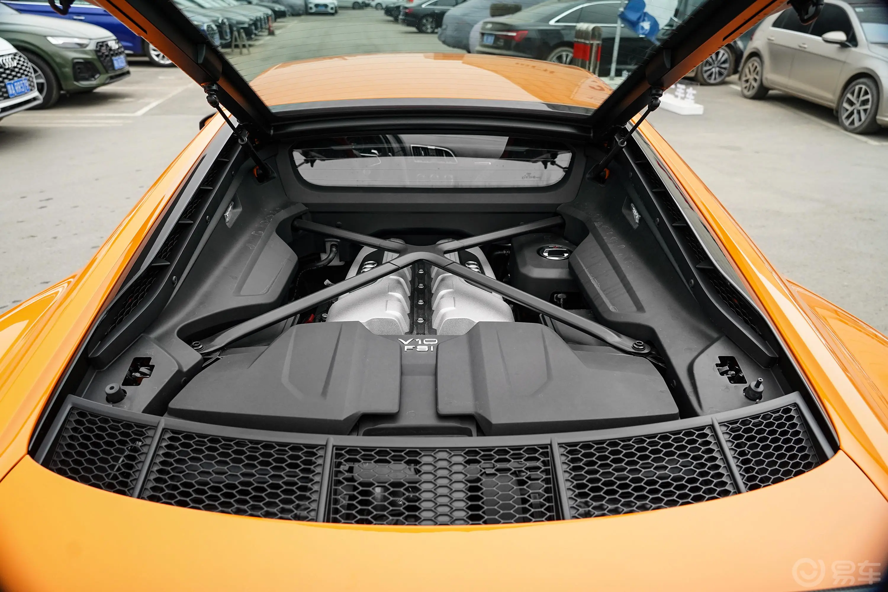 奥迪R85.2L Coupe Performance后备厢空间特写