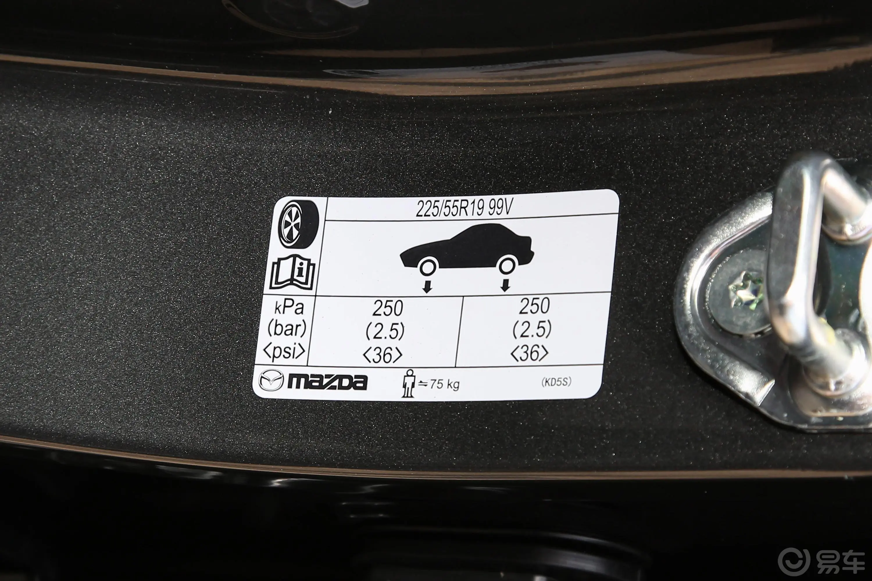 马自达CX-52.5L 两驱智慧型胎压信息铭牌