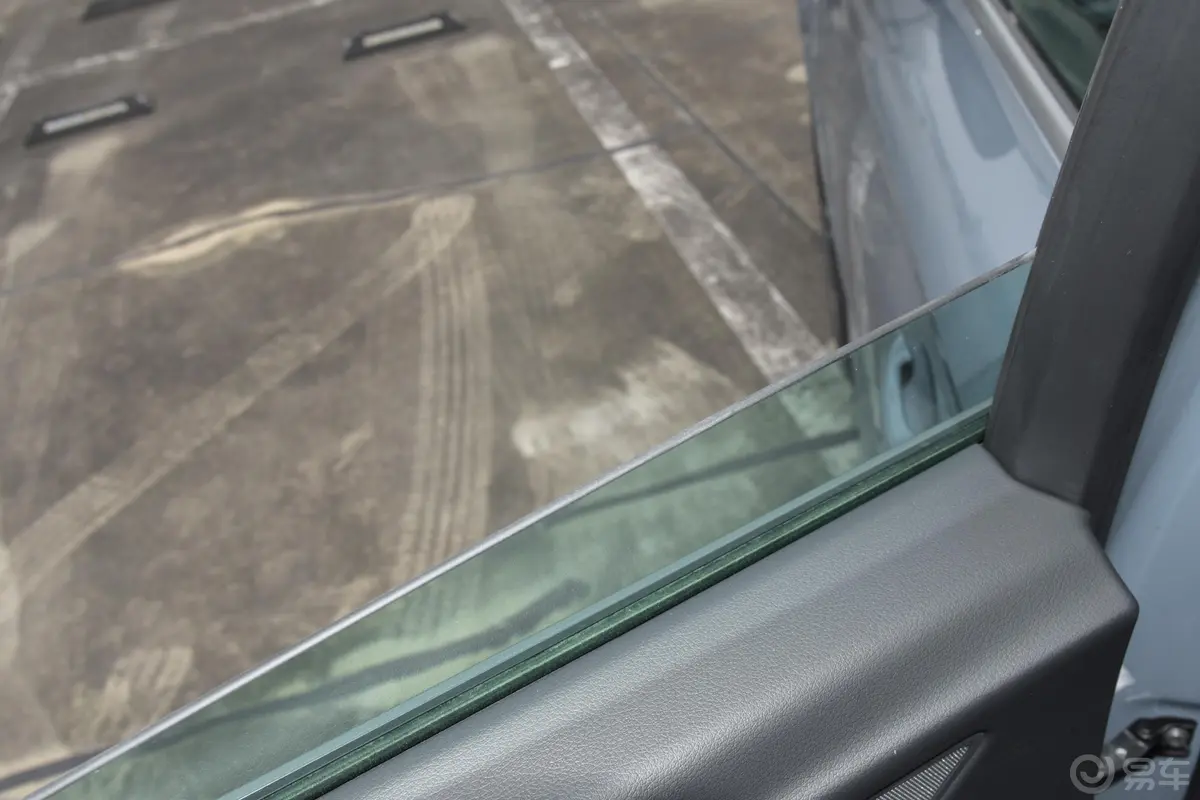 奥迪Q5L Sportback40 TFSI RS套件燃速型后排玻璃材质特写