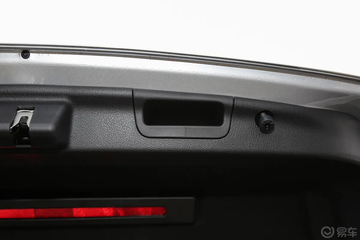 奔驰C级改款 C 200 L 运动版电动尾门按键（手动扶手）