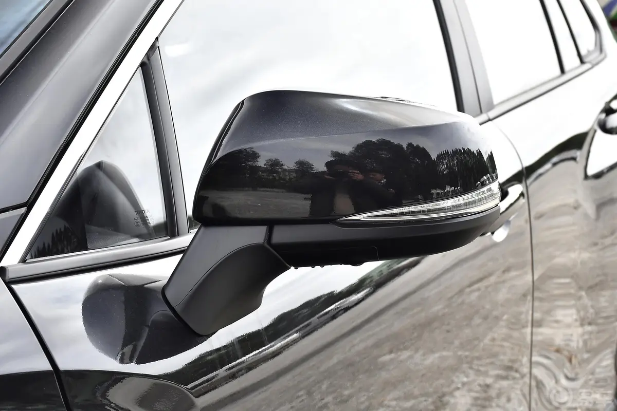 卡罗拉锐放2.0L CVT 尊享版主驾驶后视镜背面