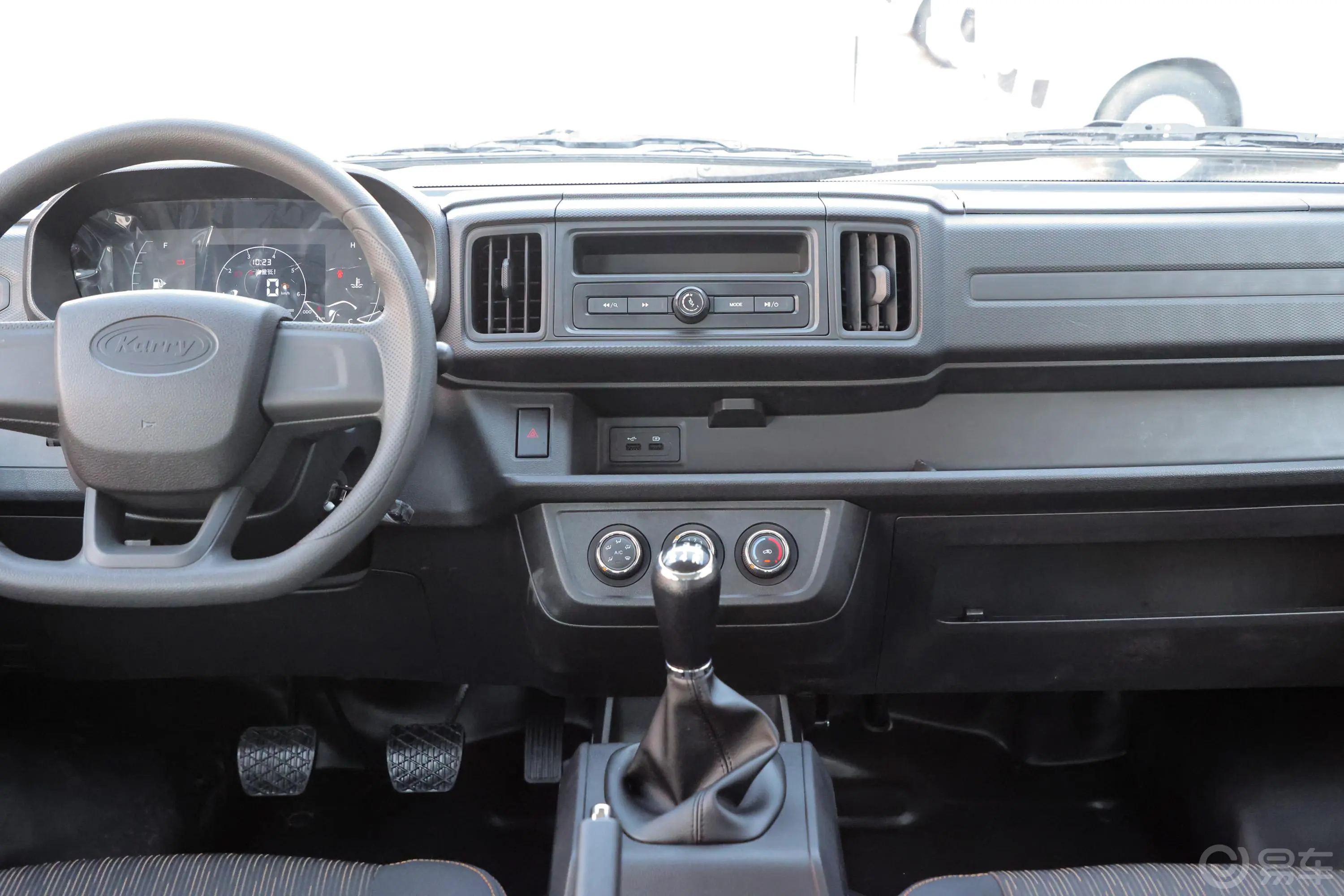 开瑞X61.6L 手动 双排舒适型栏板中控台整体