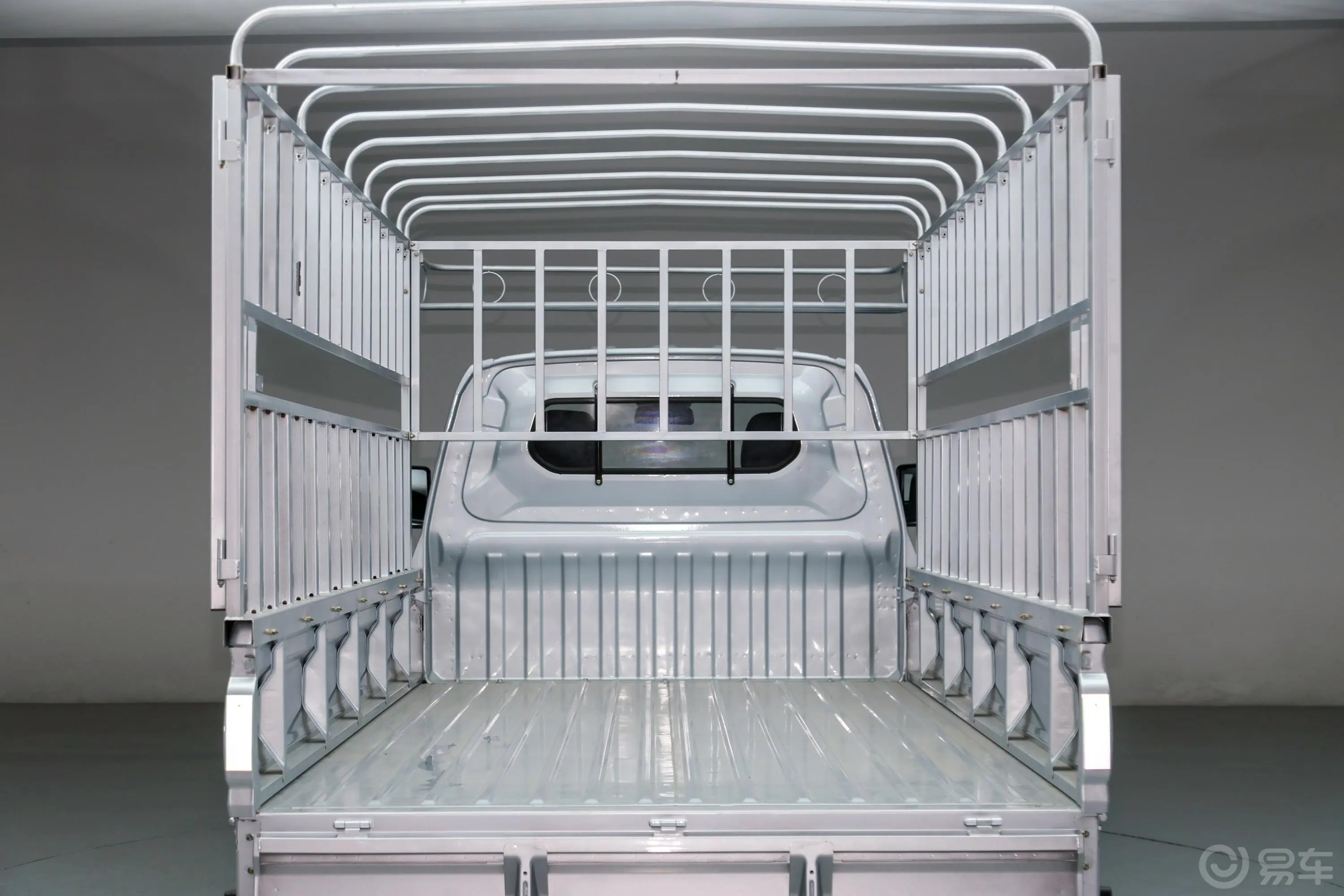 长安星卡PLUS仓栅车 1.6L 手动 单排舒适空调版空间