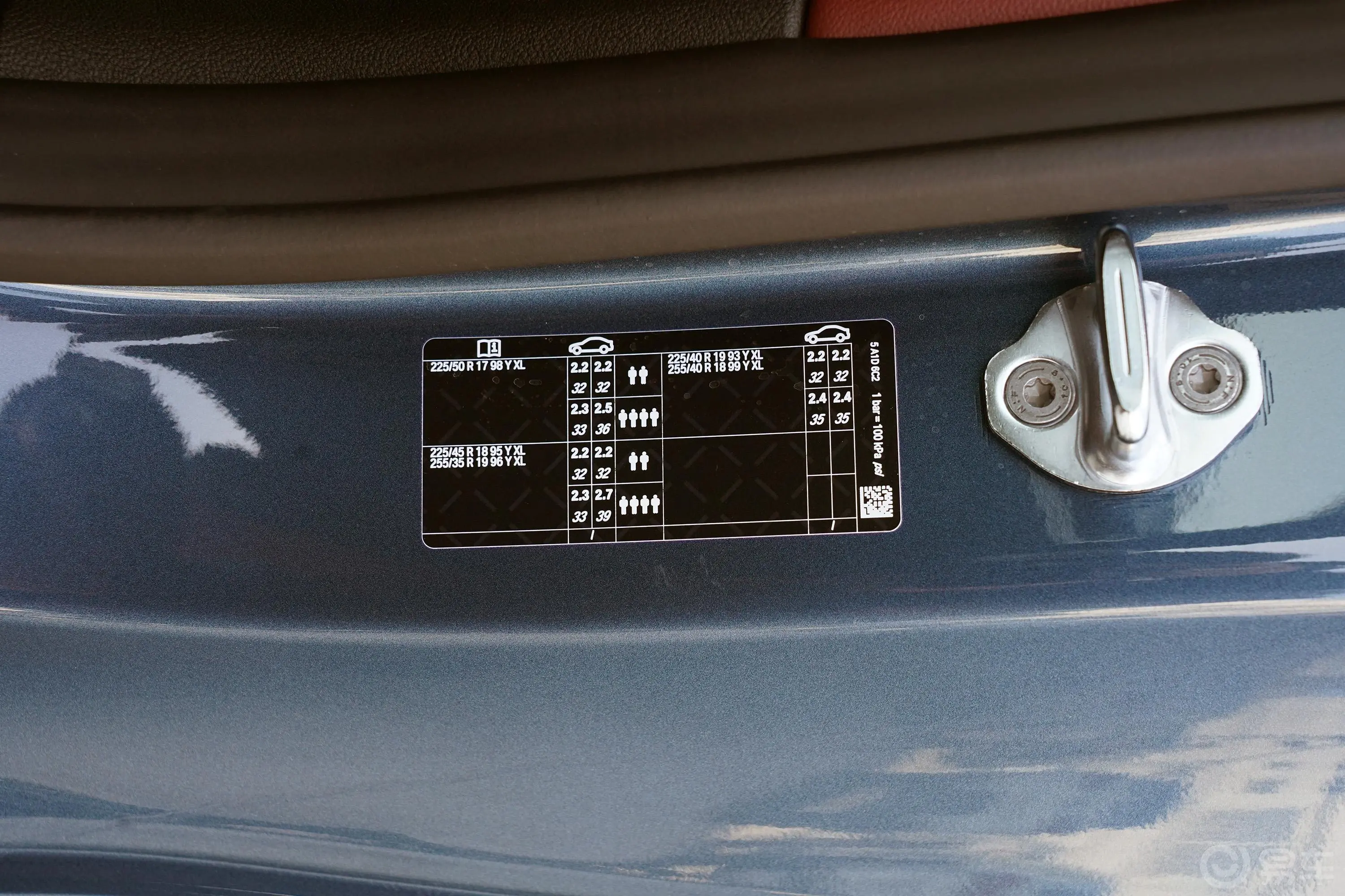宝马4系双门轿跑车 425i 时尚型 M运动曜夜套装胎压信息铭牌