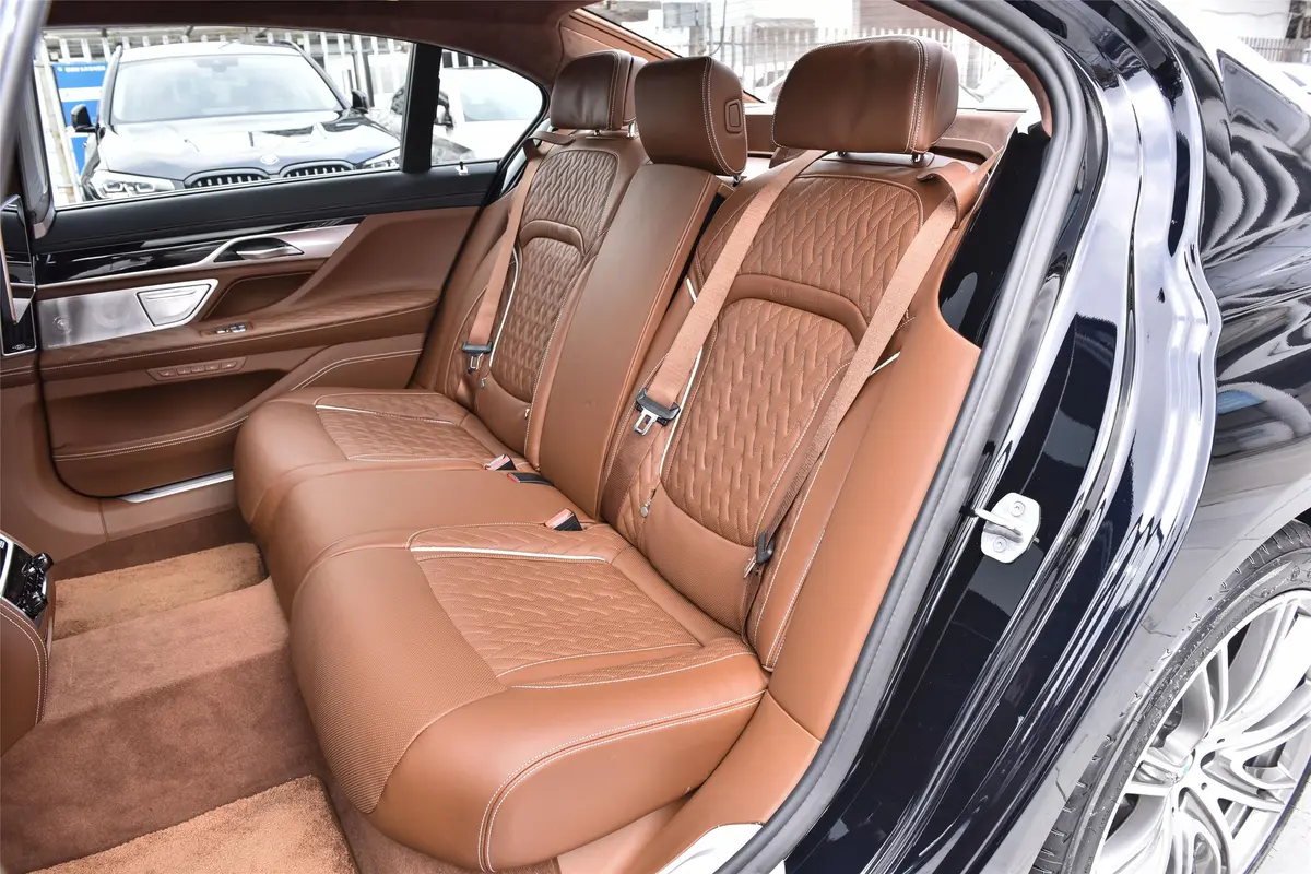 宝马7系改款 750Li xDrive V8 豪华套装空间