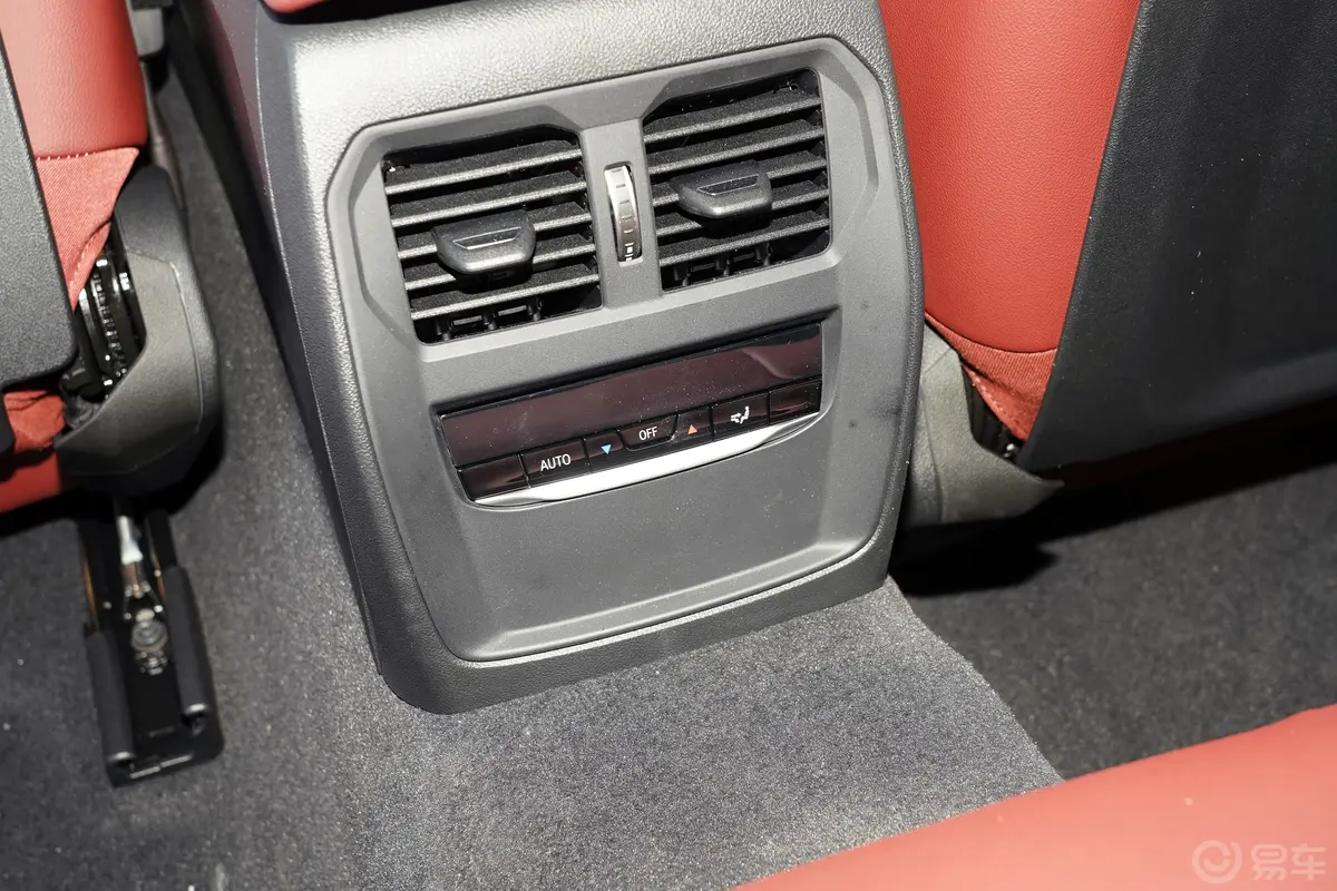 宝马4系双门轿跑车 425i 时尚型 M运动曜夜套装后排空调控制键