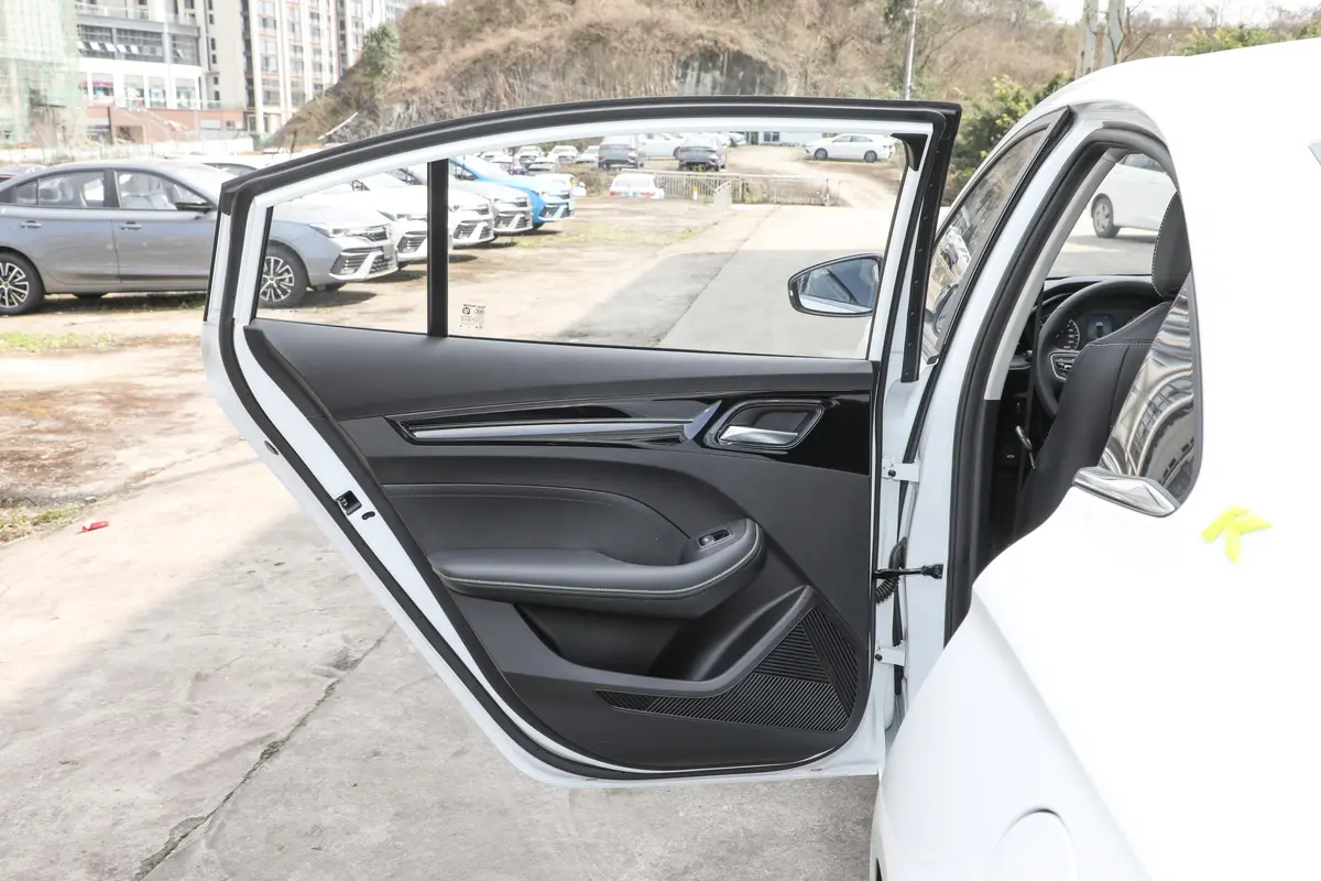 荣威i51.5L 手动安心版驾驶员侧后车门
