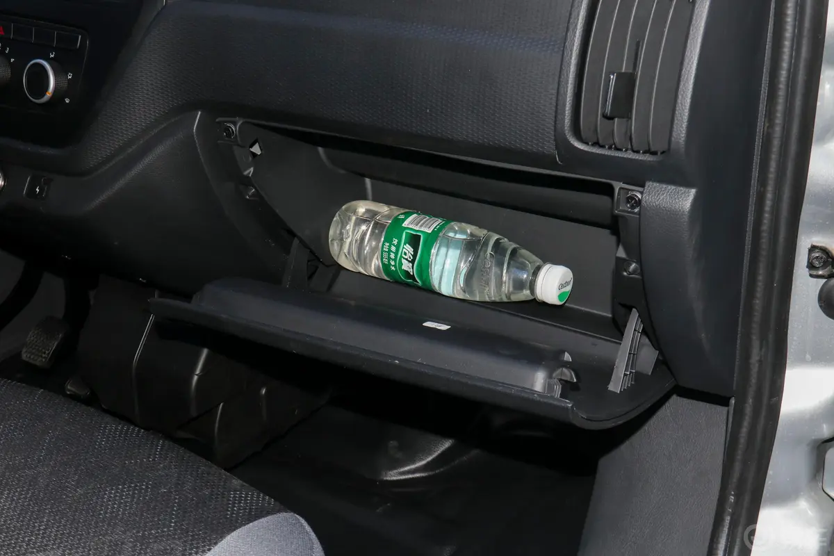 斑马1.5L 双排栏板车舒适型手套箱空间水瓶横置