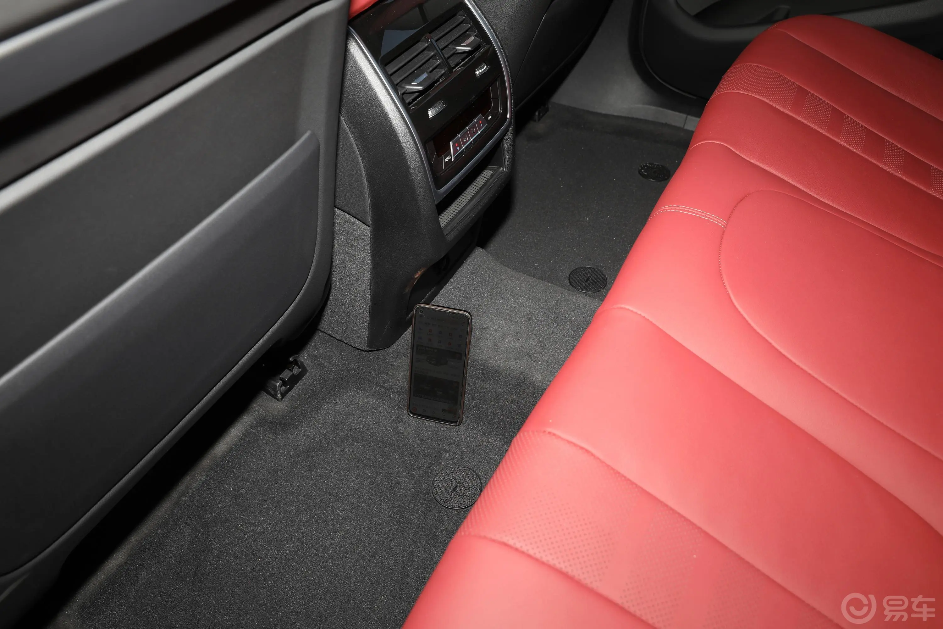 宝马X6xDrive40i 尊享型 M运动套装后排地板中间位置