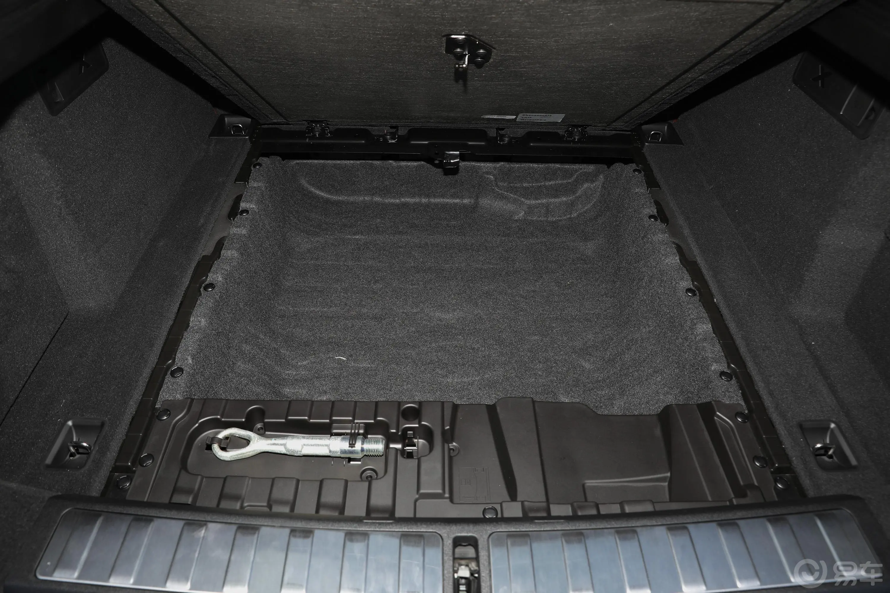 宝马X6xDrive40i 尊享型 M运动套装随车工具