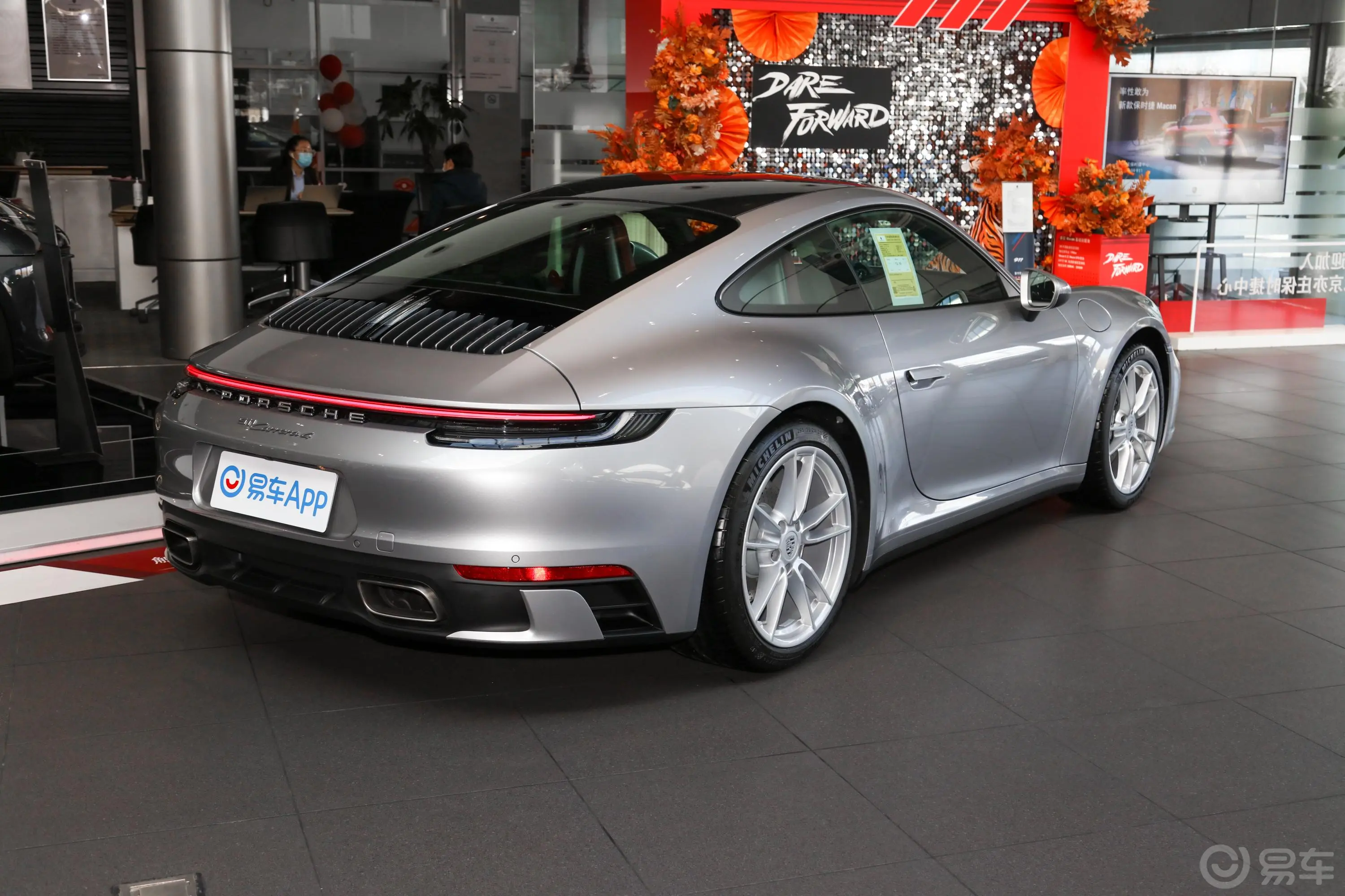 保时捷911Carrera 4 3.0T侧后45度车头向右水平