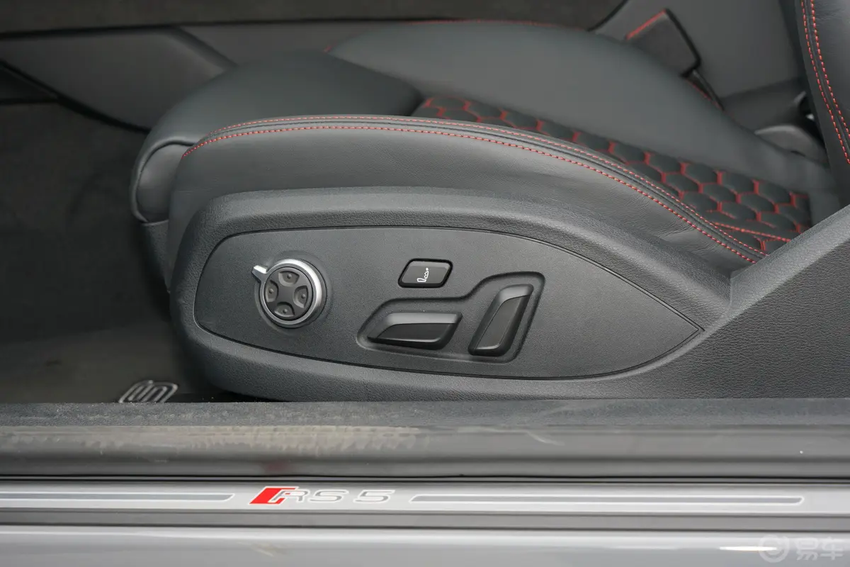 奥迪RS 52.9T Coupe 黑曜版主驾座椅调节