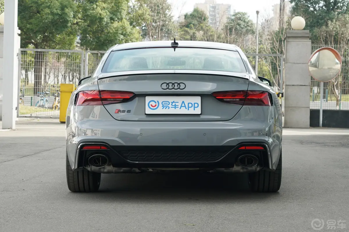 奥迪RS 52.9T Coupe 黑曜版正后水平