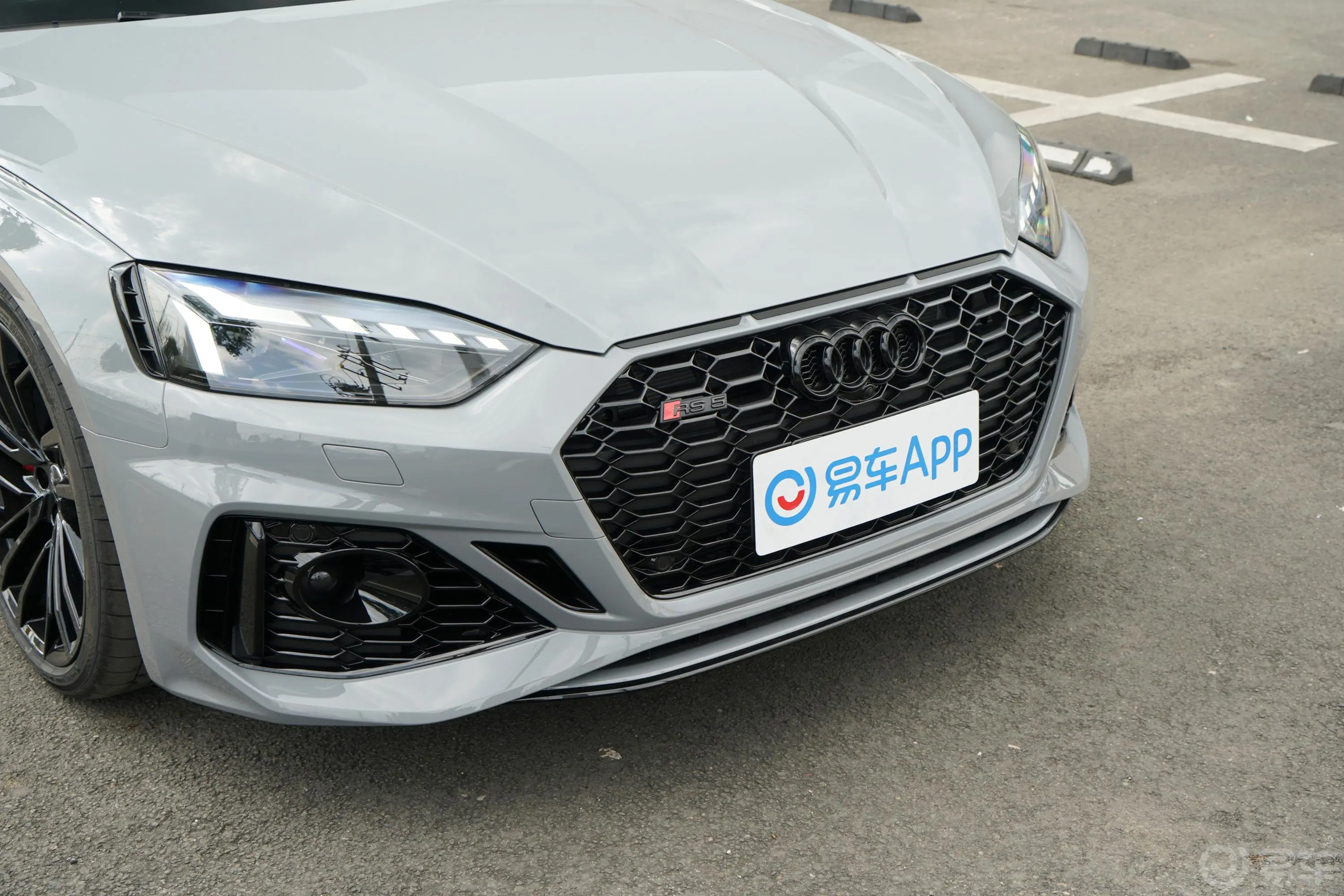 奥迪RS 52.9T Coupe 黑曜版前格栅侧俯拍