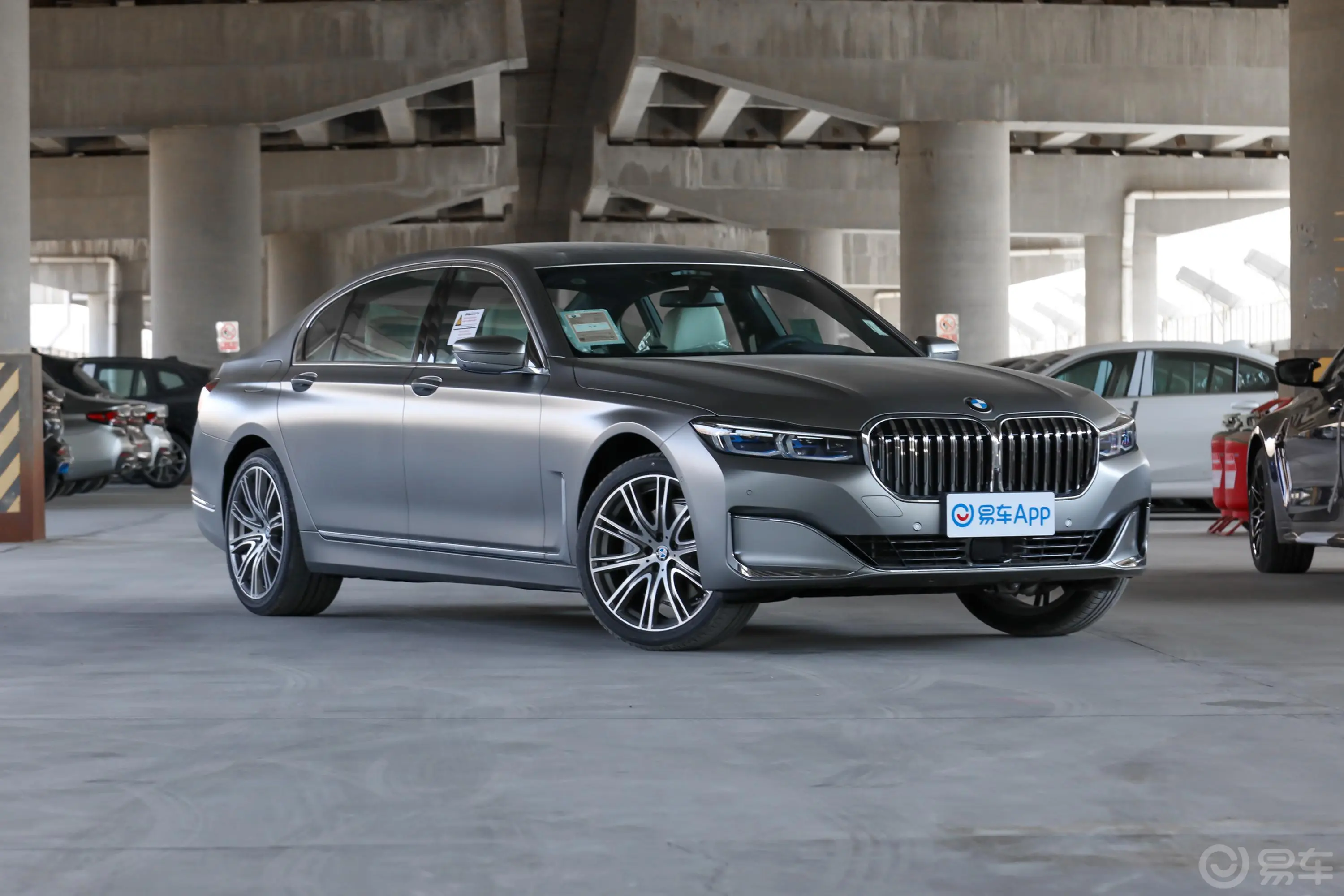 宝马7系740Li xDrive 行政型 豪华套装侧前45度车头向右水平