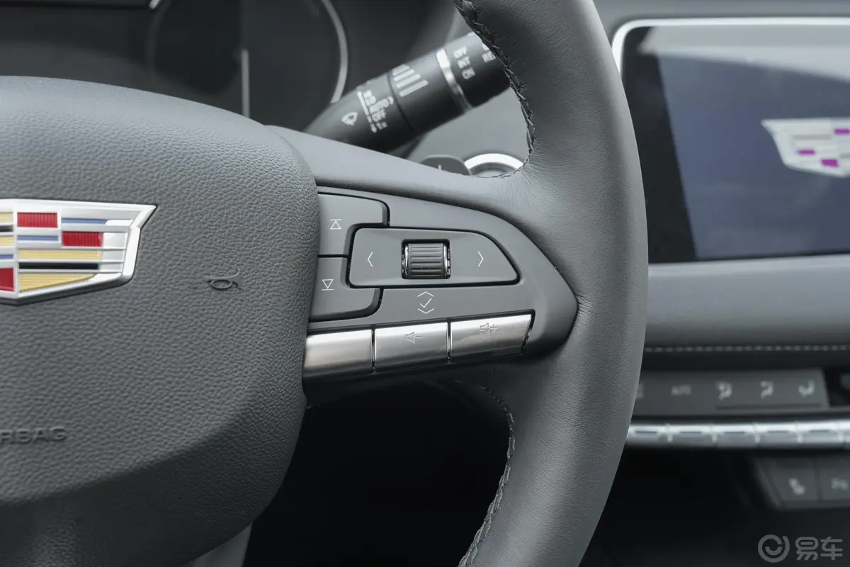 凯迪拉克XT428T 两驱豪华型右侧方向盘功能按键