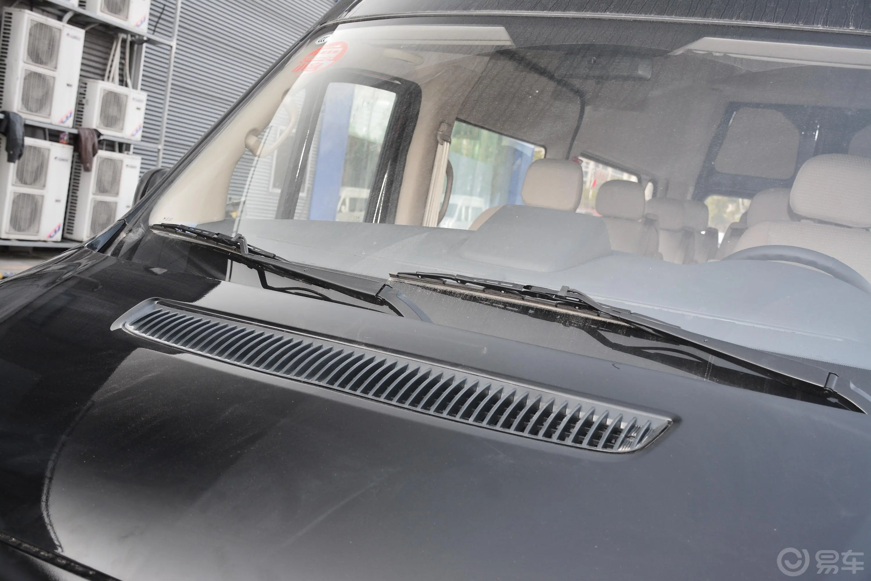 图雅诺商旅版小客 康明斯 2.8T 手动加长轴新高顶高级客车 14座雨刷器