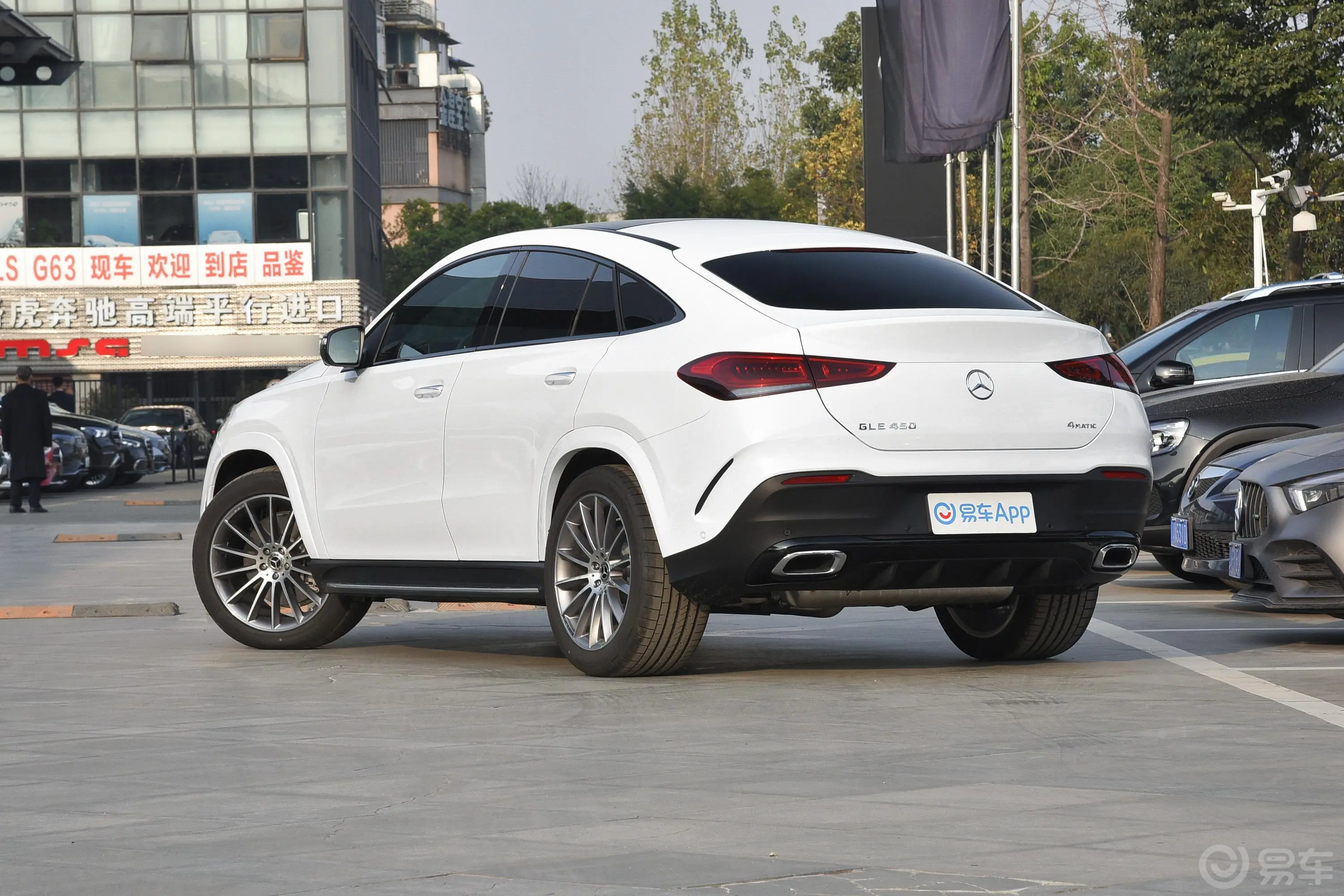 奔驰GLE轿跑GLE 450 4MATIC 轿跑SUV 豪华型侧后45度车头向左水平