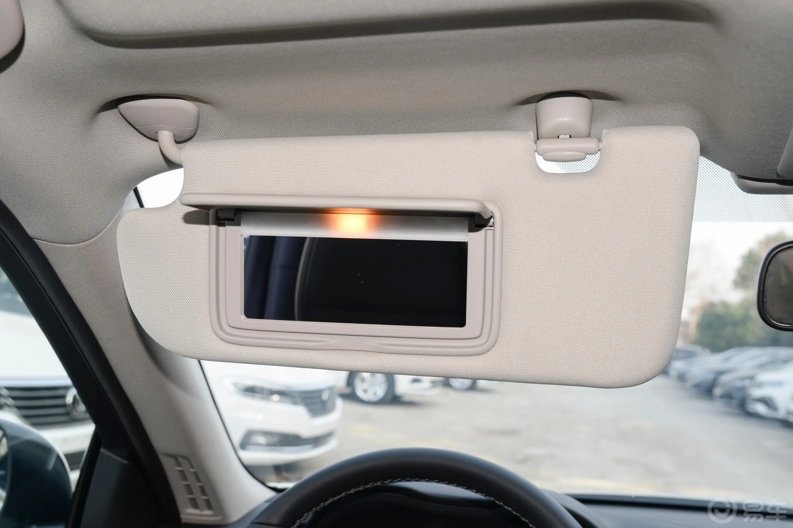 英菲尼迪Q50L2.0T 舒适版驾驶位遮阳板