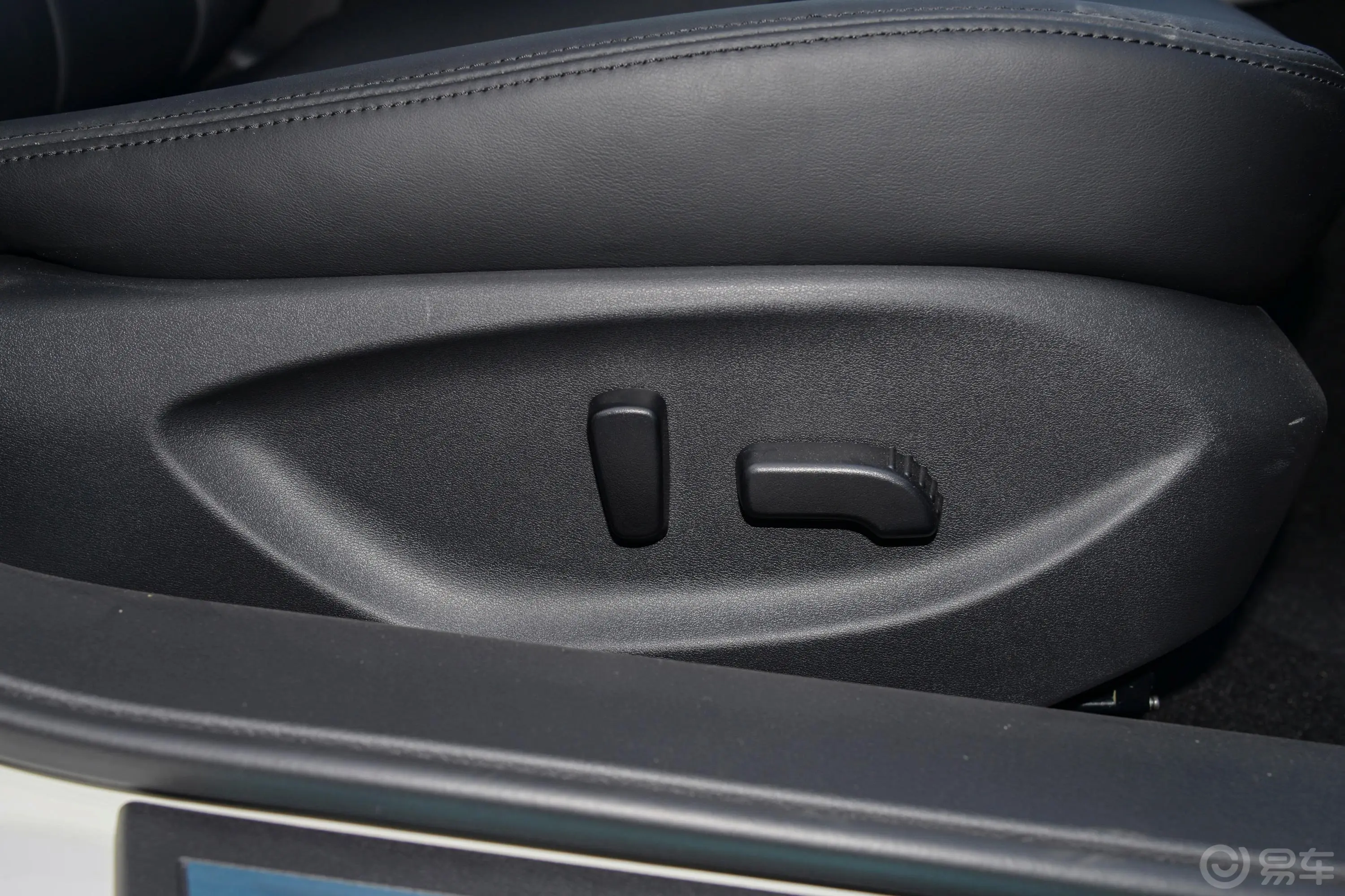 英菲尼迪Q50L2.0T 舒适版副驾座椅调节
