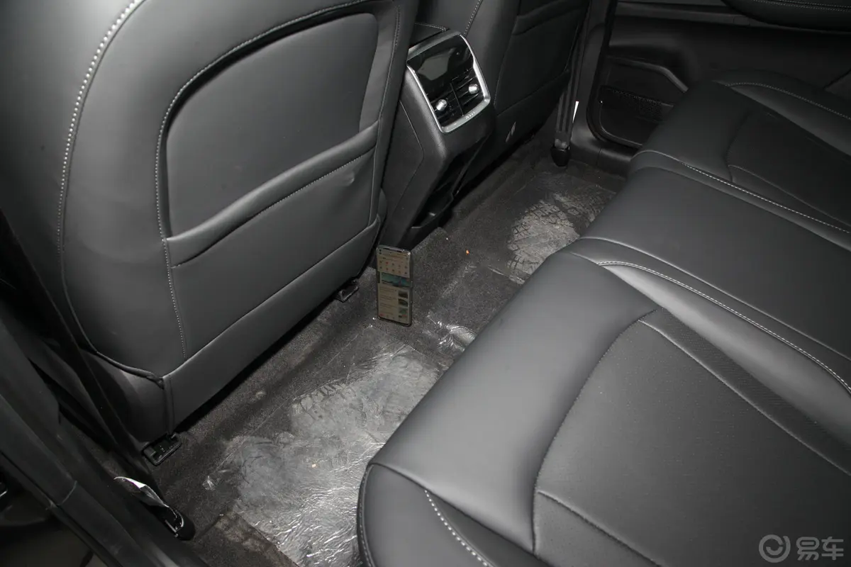 瑞虎8 PLUS鲲鹏版 390TGDI 双离合两驱豪情版+后排地板中间位置