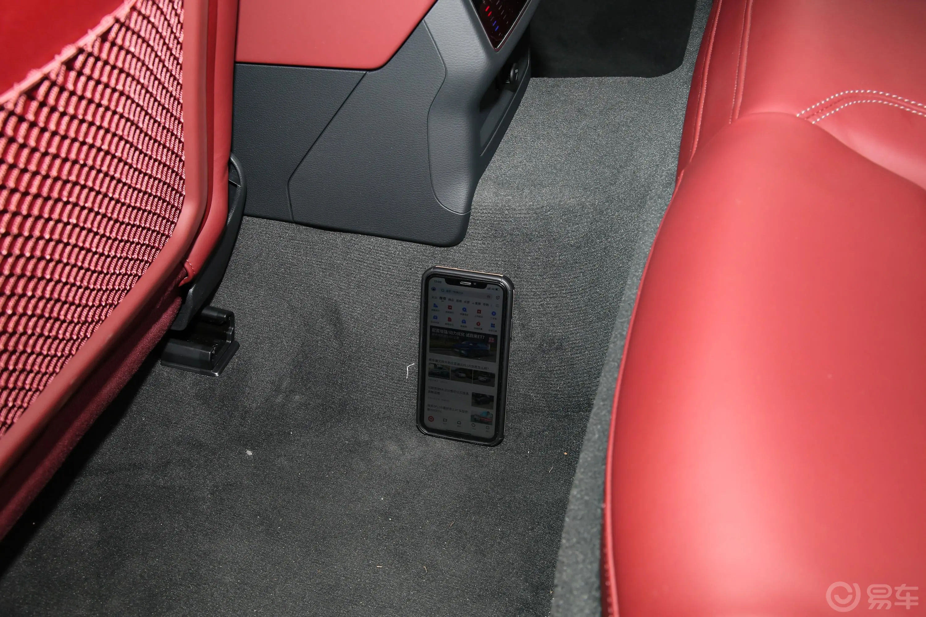 奥迪S72.9T Sportback后排地板中间位置