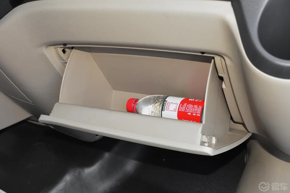图雅诺经典版小客 康明斯 2.8T 手动加长轴中顶中级客车 9座手套箱空间水瓶横置